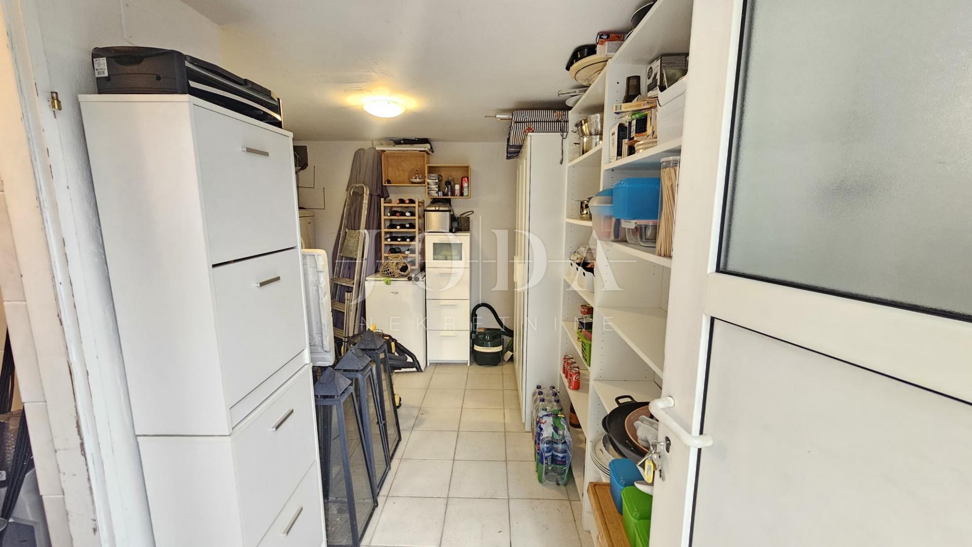 Klenovica kuća sa tri jedinice