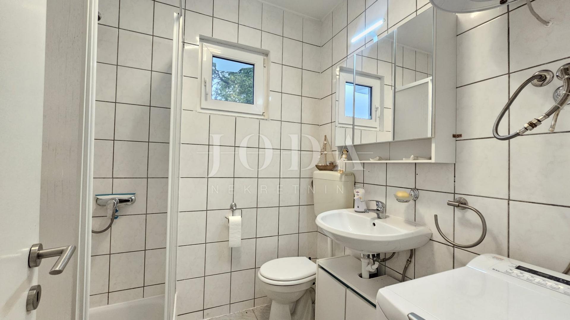 Klenovica kuća sa tri jedinice