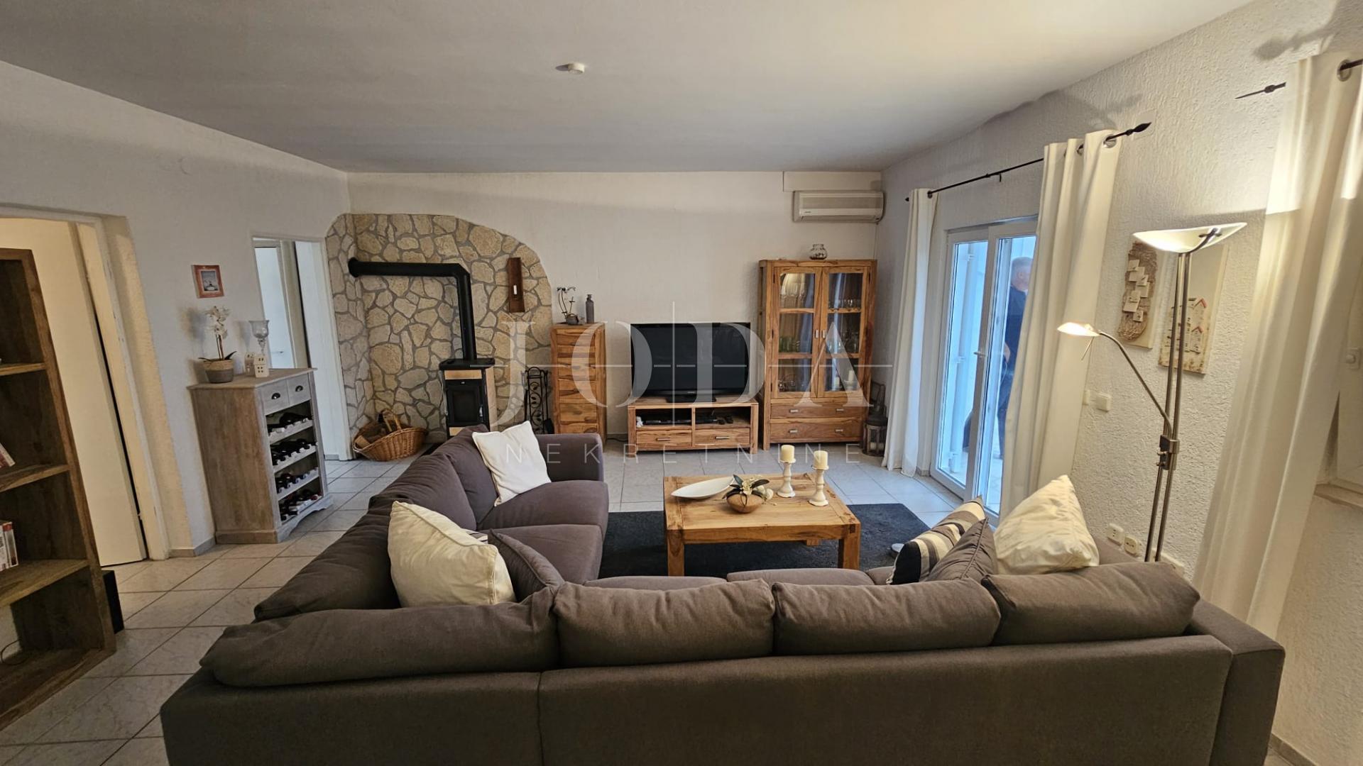 Klenovica kuća sa tri jedinice