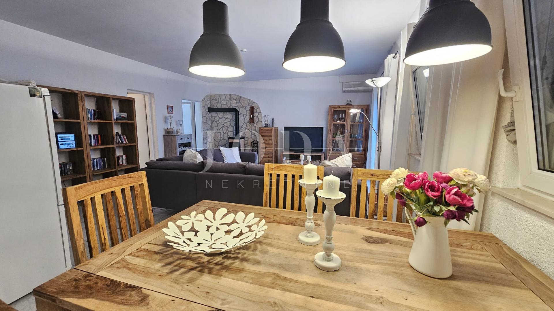 Klenovica kuća sa tri jedinice