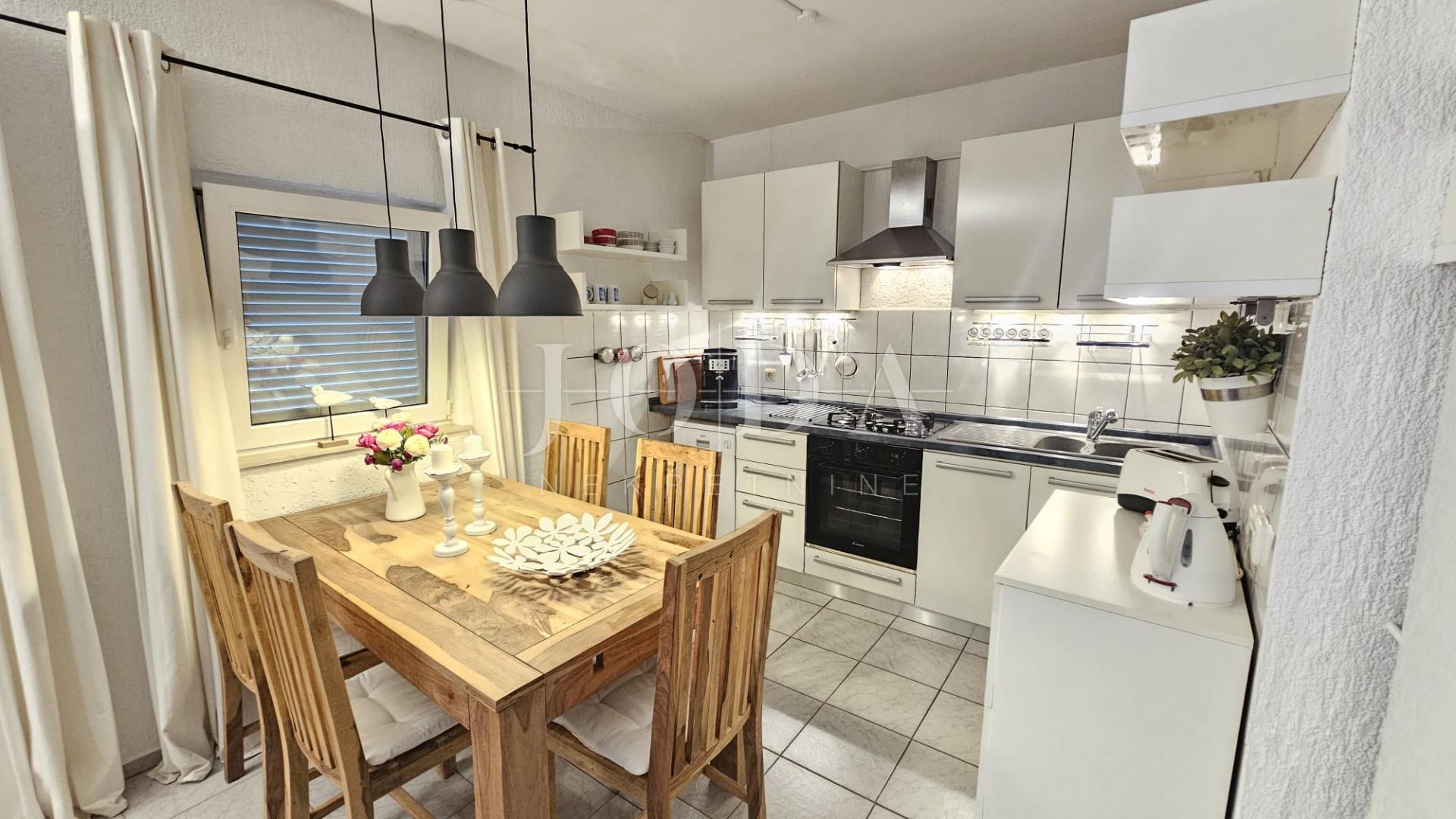 Klenovica kuća sa tri jedinice