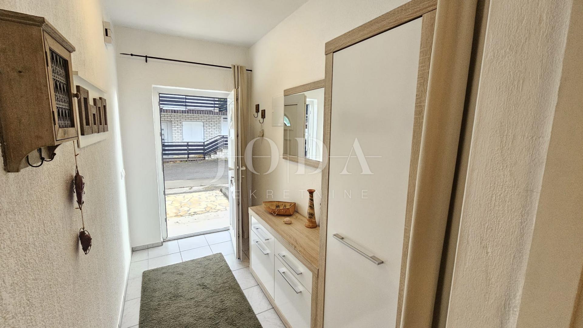 Klenovica kuća sa tri jedinice