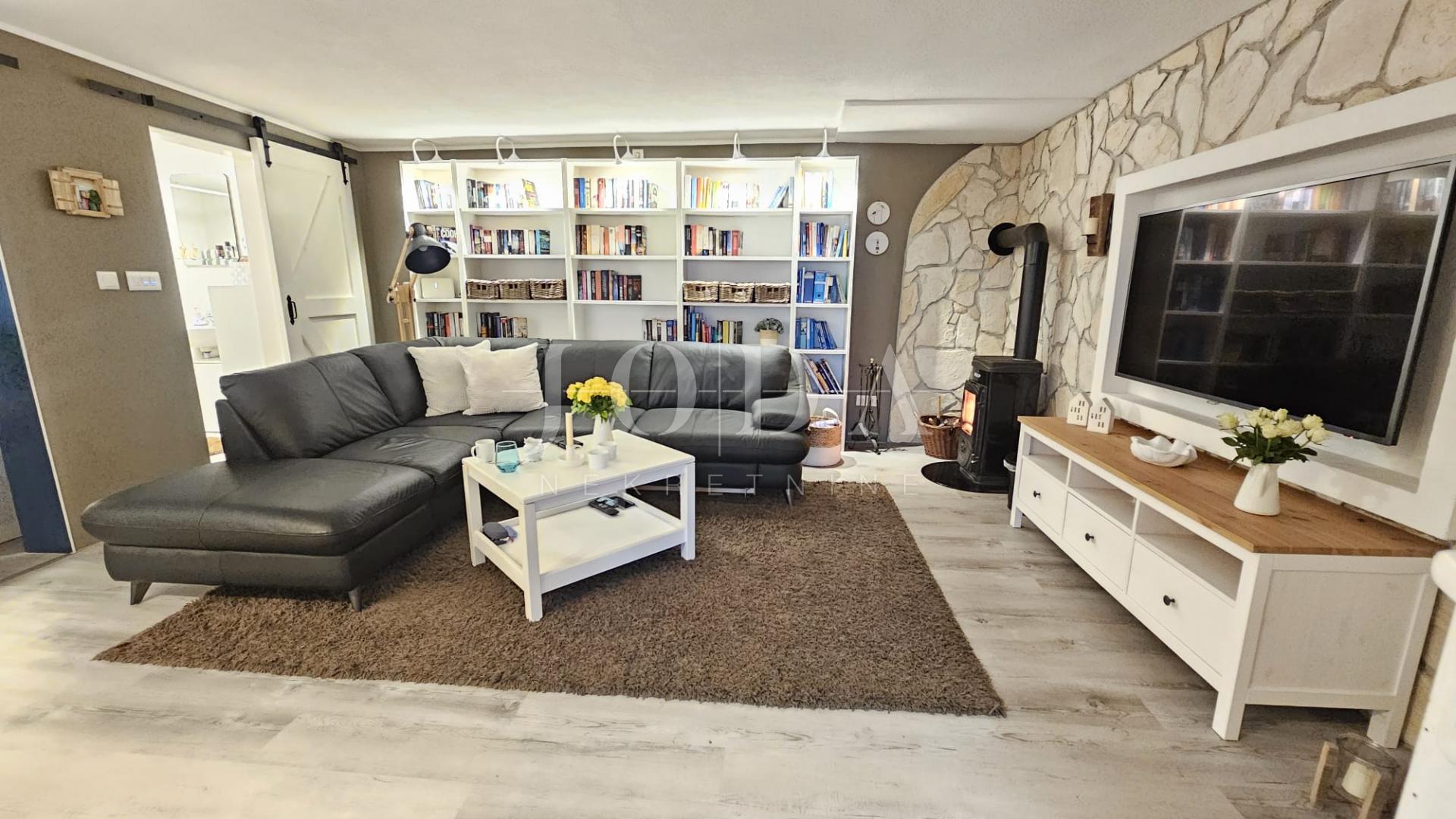 Klenovica kuća sa tri jedinice