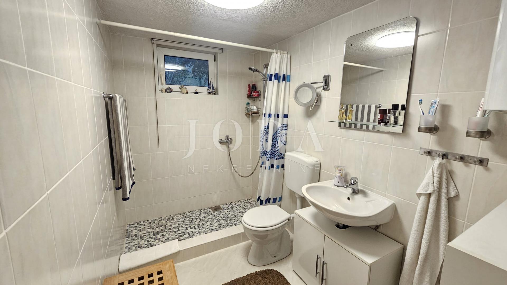 Klenovica kuća sa tri jedinice