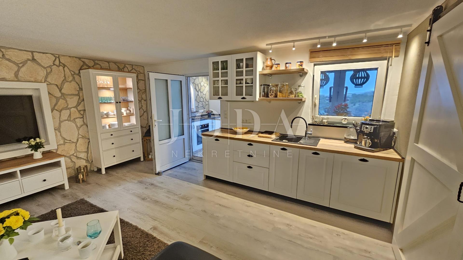 Klenovica kuća sa tri jedinice