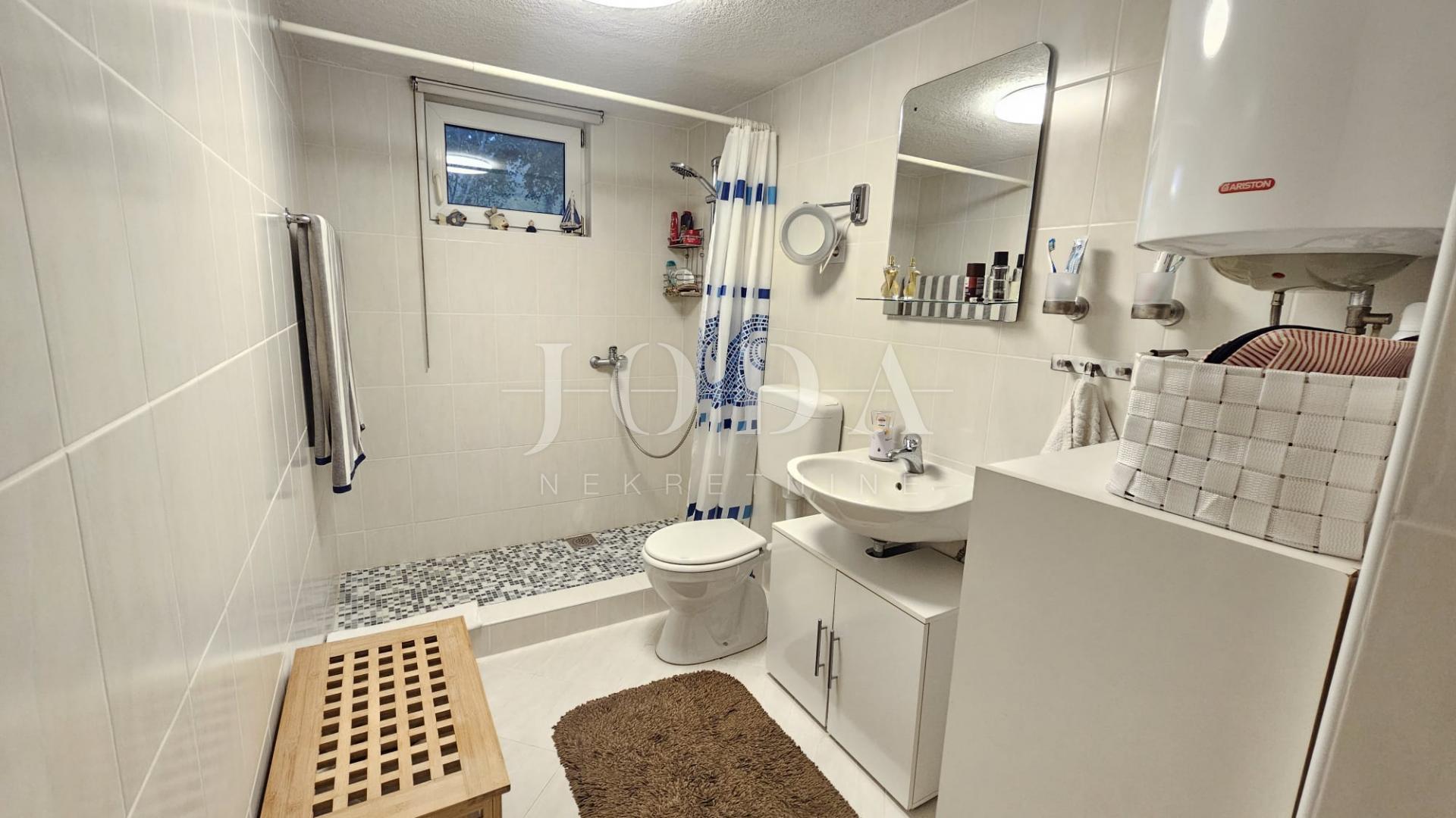 Klenovica kuća sa tri jedinice