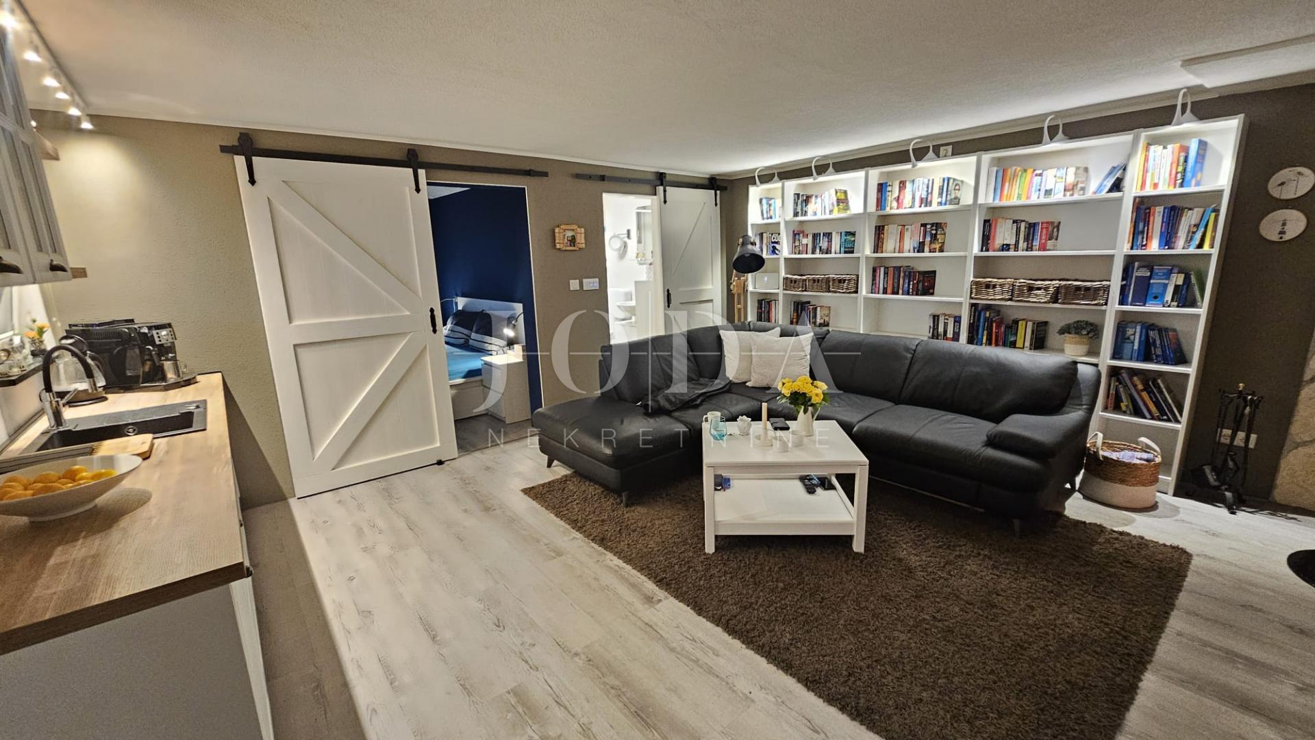 Klenovica kuća sa tri jedinice