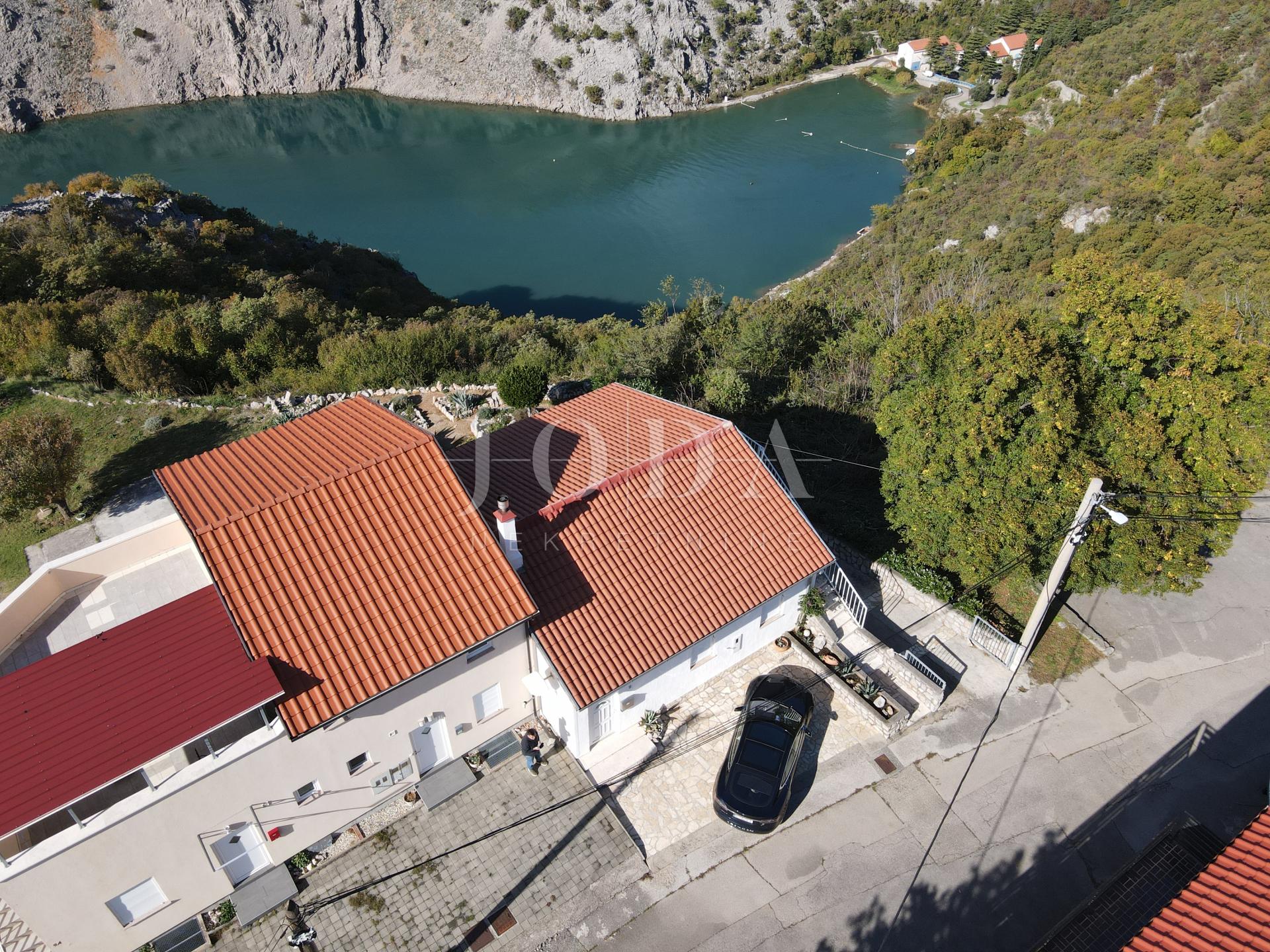 Klenovica kuća sa tri jedinice