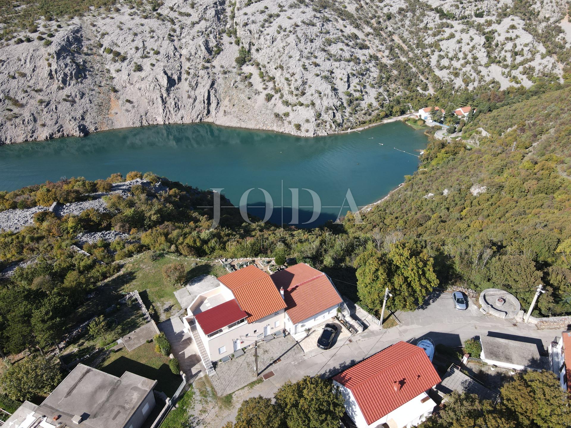 Klenovica kuća sa tri jedinice