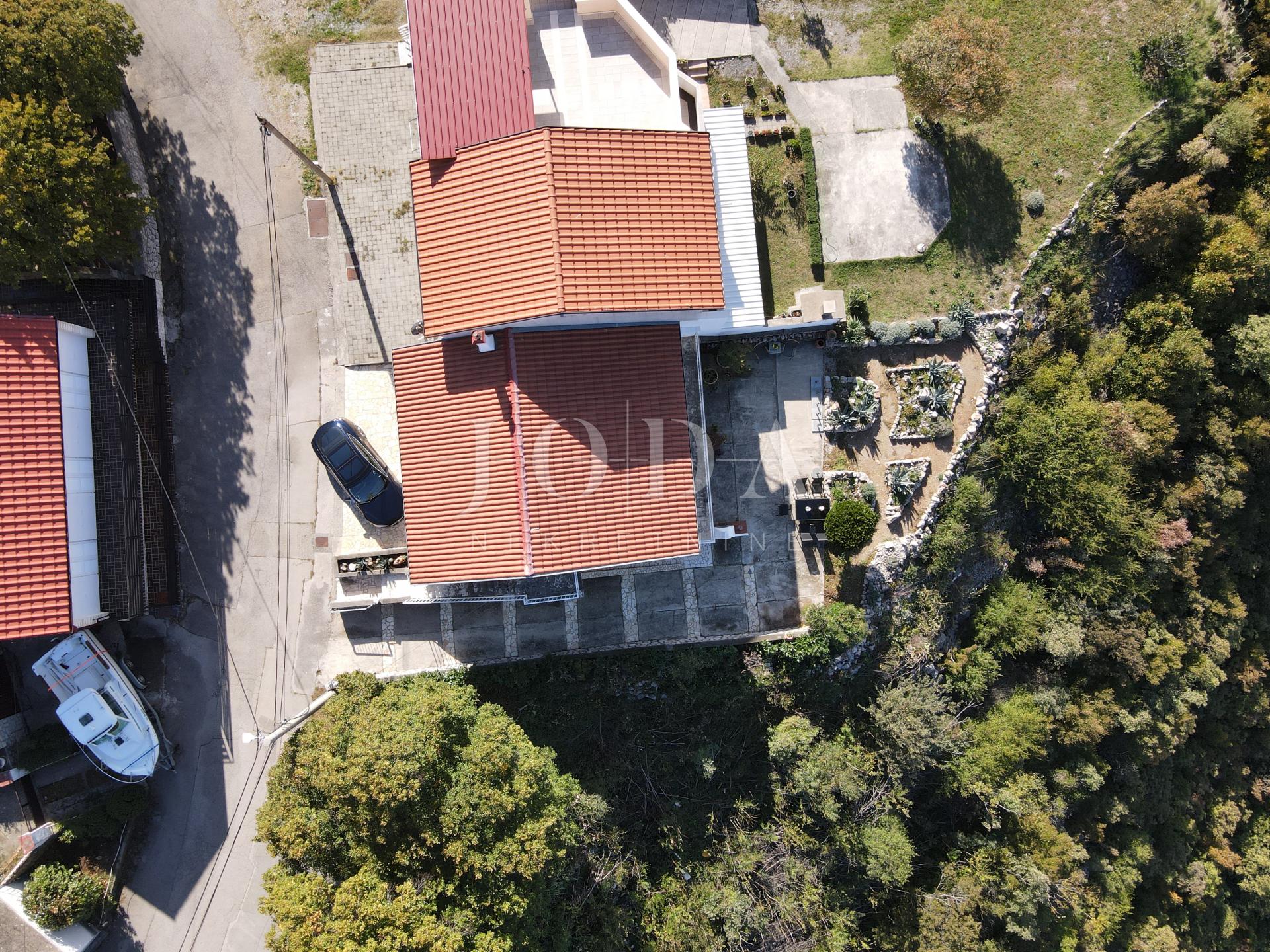 Klenovica kuća sa tri jedinice