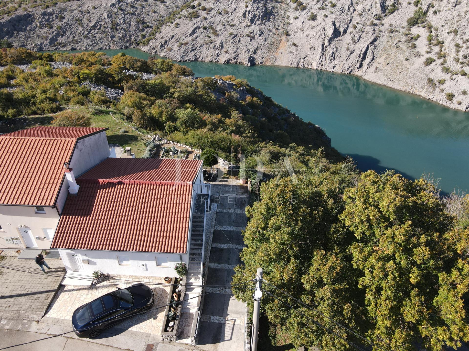 Klenovica kuća sa tri jedinice