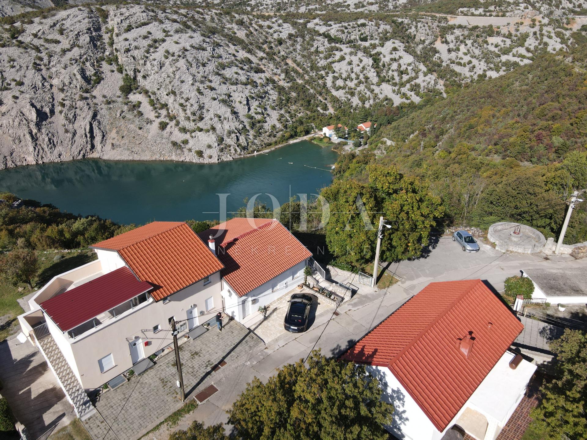 Klenovica kuća sa tri jedinice