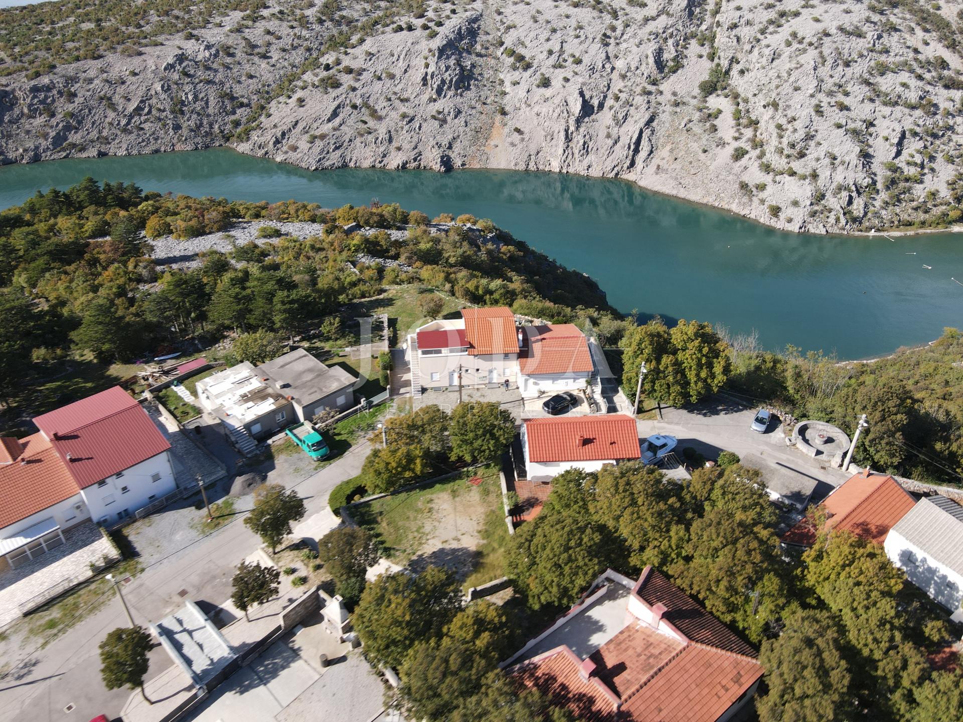 Klenovica kuća sa tri jedinice