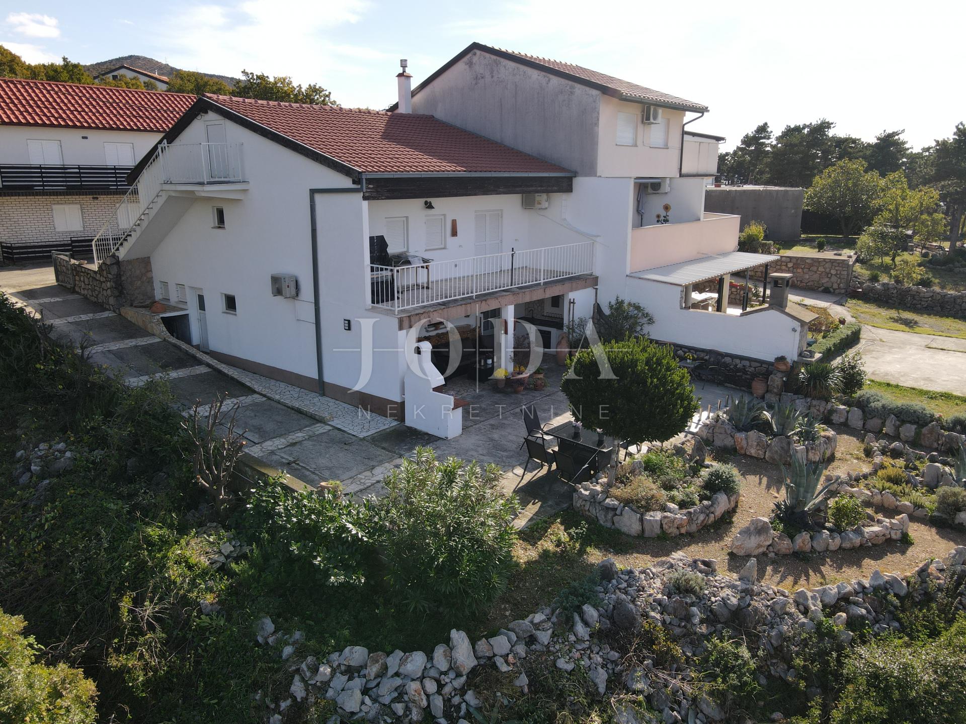 Klenovica kuća sa tri jedinice