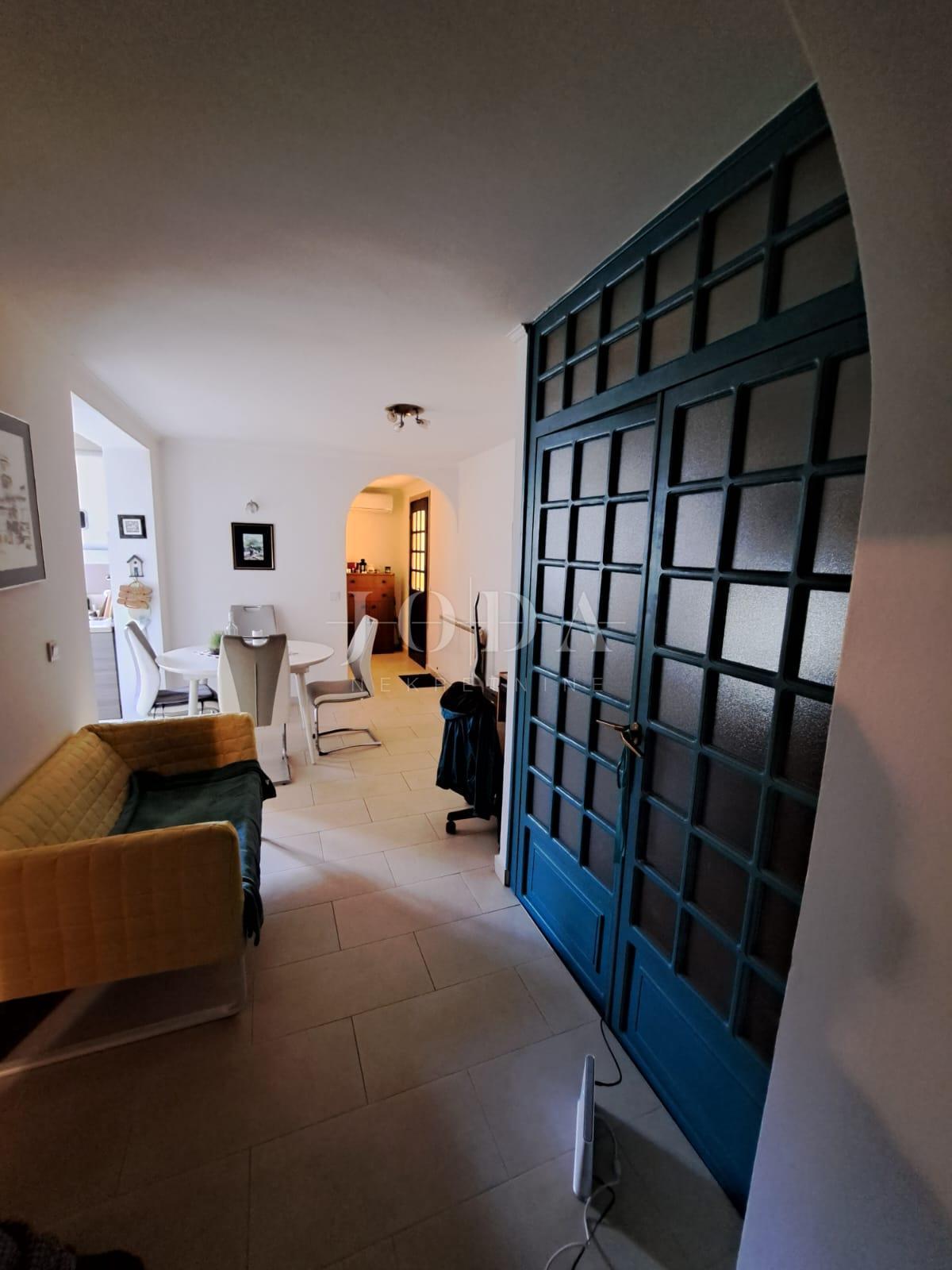 Samostojeća kuća s velikom okućnicom - Njivice, otok Krk