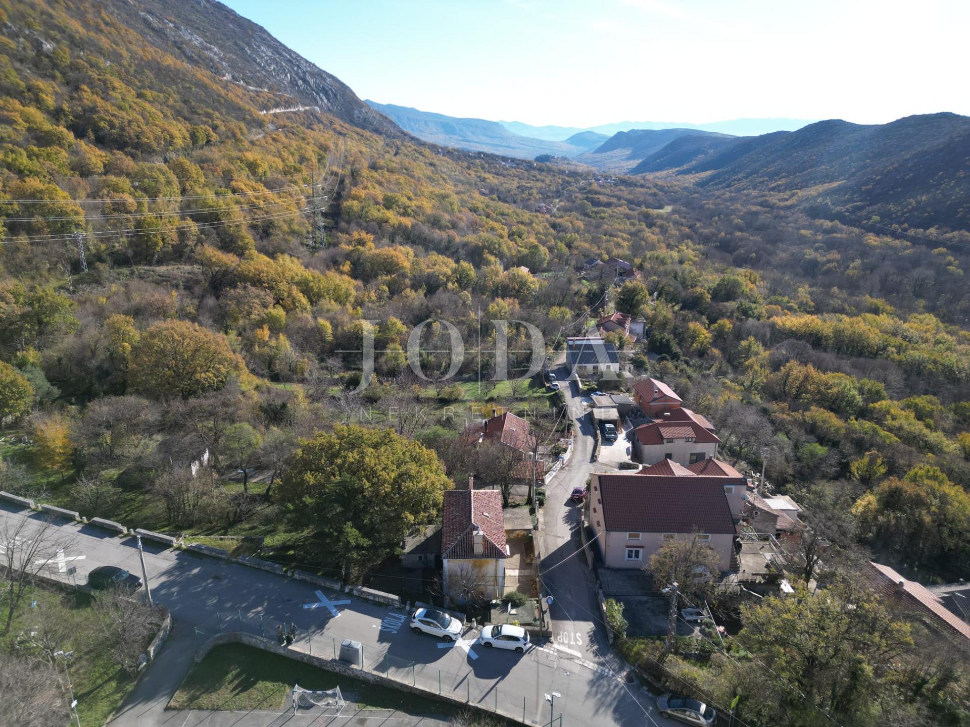 Križišće primorska kuća sa velikom okućnicom