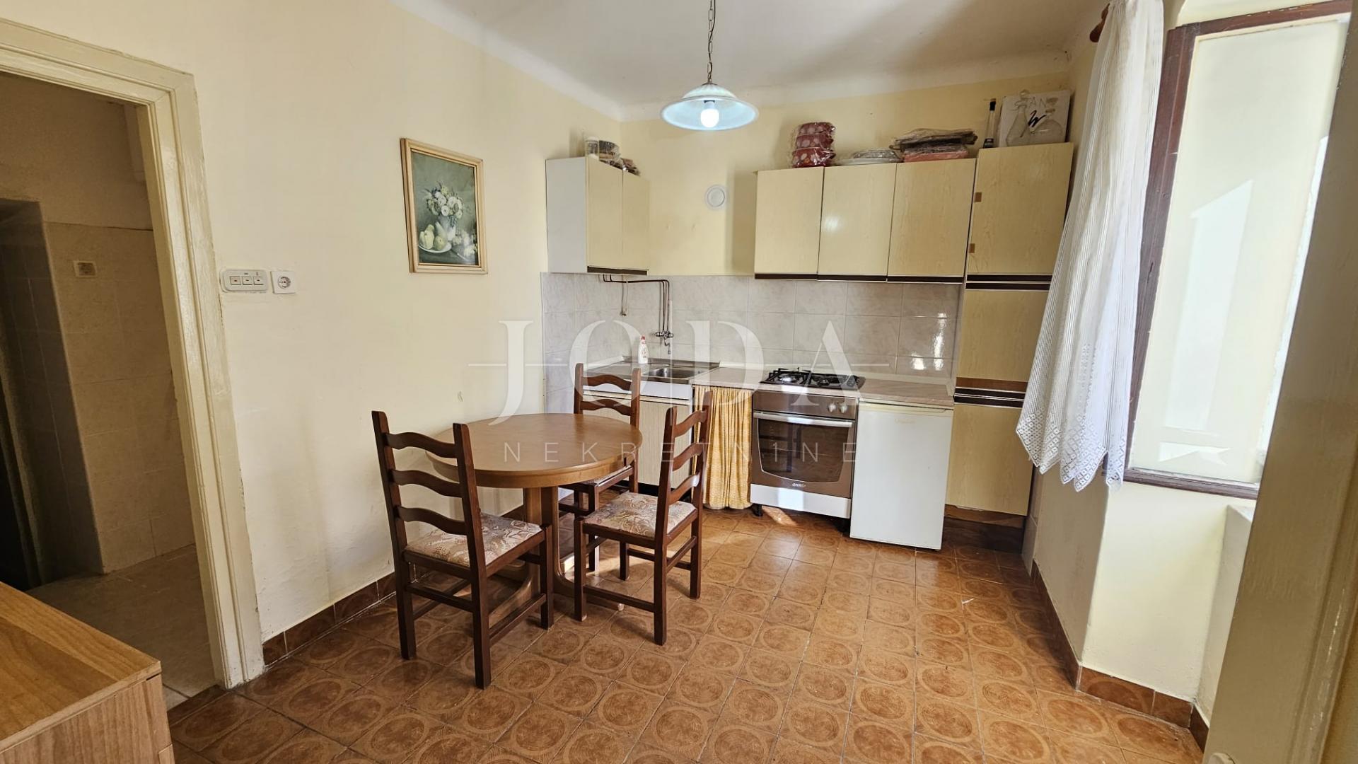 Križišće primorska kuća sa velikom okućnicom