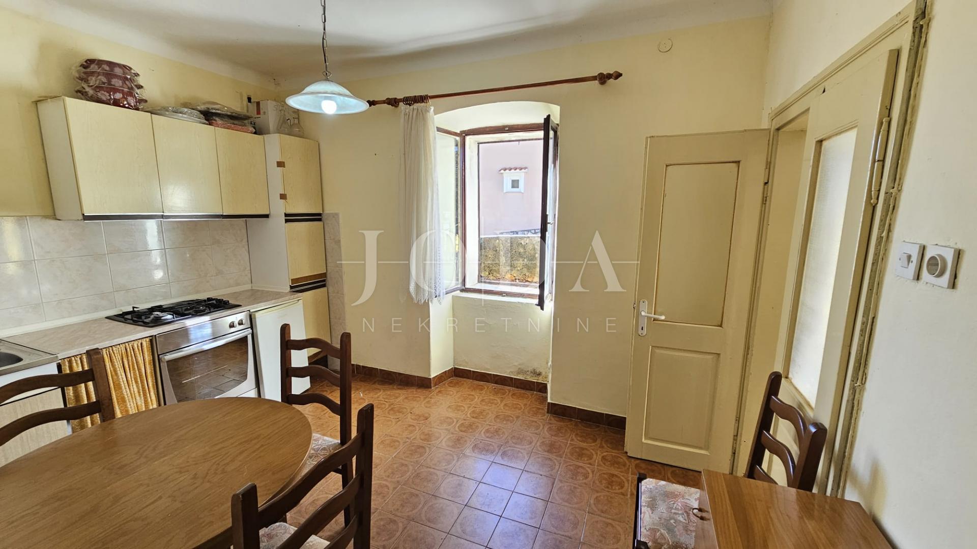 Križišće primorska kuća sa velikom okućnicom