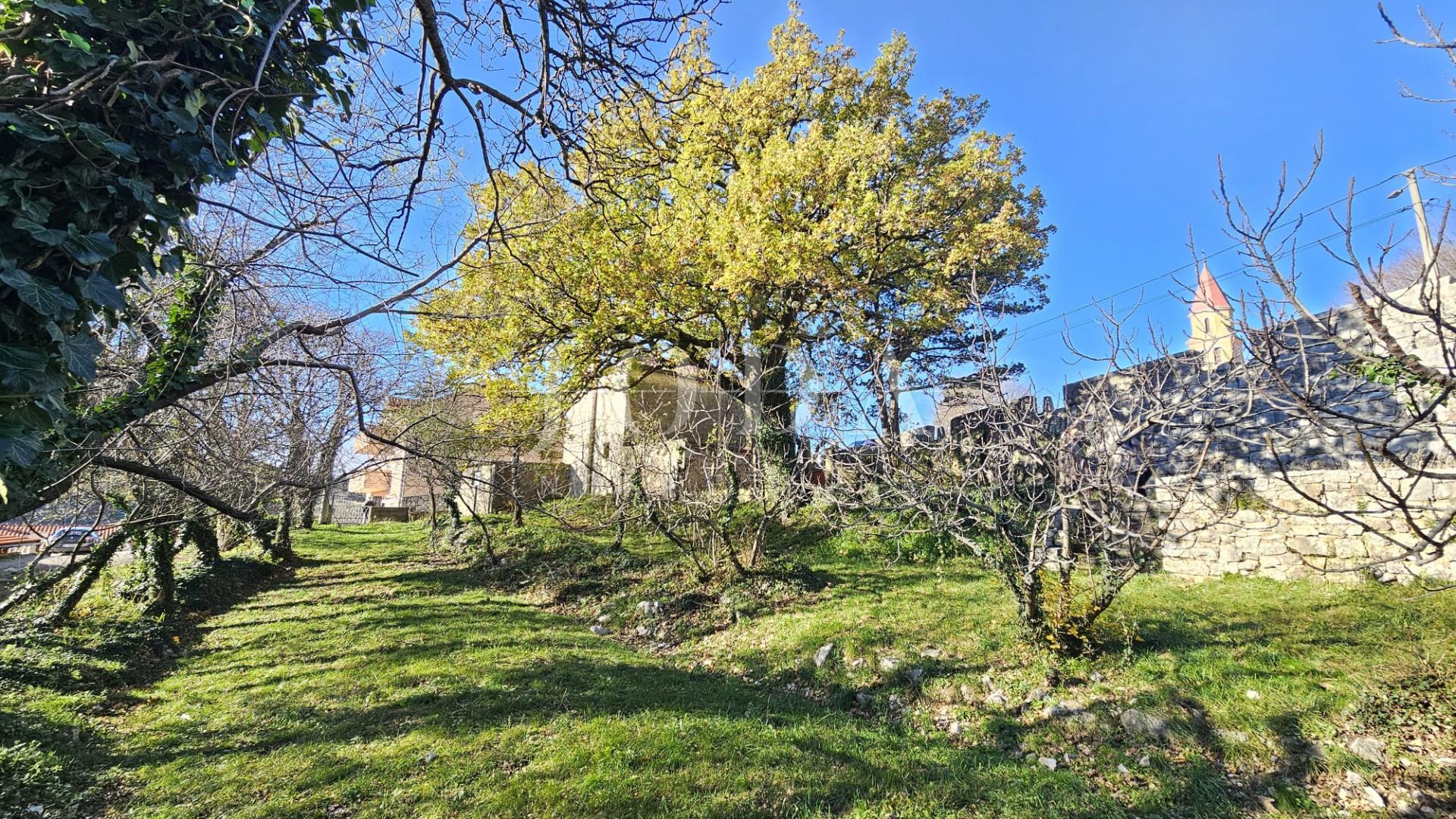 Križišće primorska kuća sa velikom okućnicom