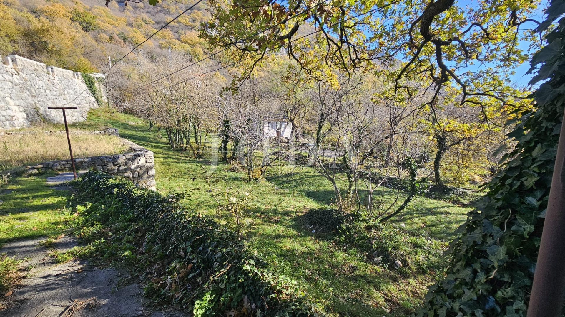 Križišće primorska kuća sa velikom okućnicom