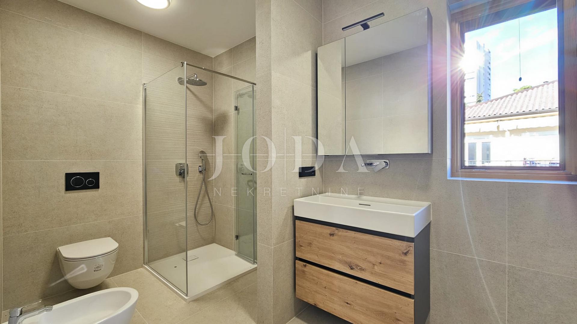 Kantrida, luksuzni penthouse s panoramskom terasom i tri garažna mjesta