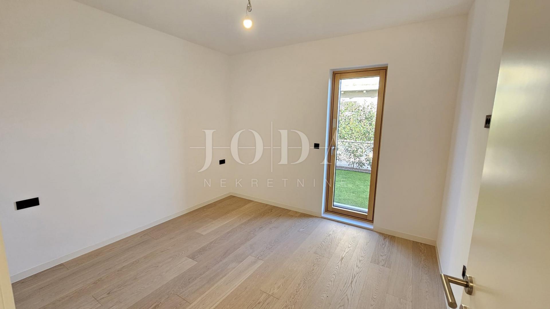 Kantrida - Moderan trosobni stan s dva garažna mjesta