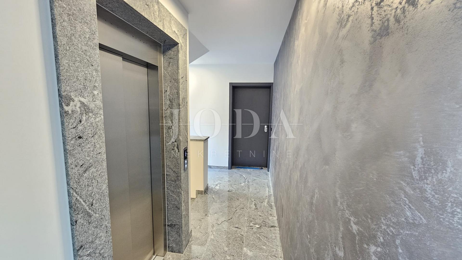 Kantrida - Moderan trosobni stan s dva garažna mjesta