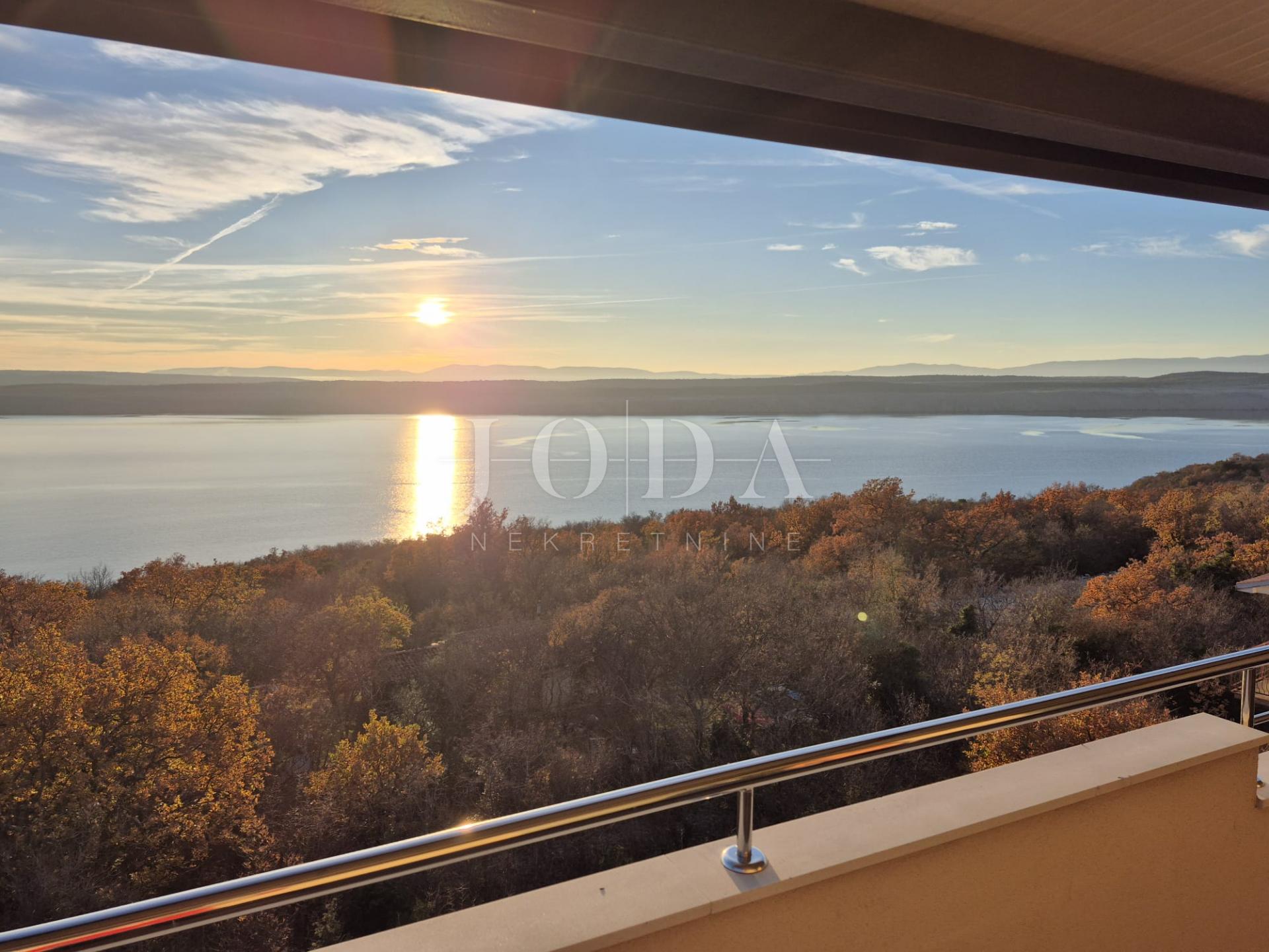 Moderne Maisonette-Wohnung mit zwei Terrassen und offenem Blick auf die Kvarner Bucht