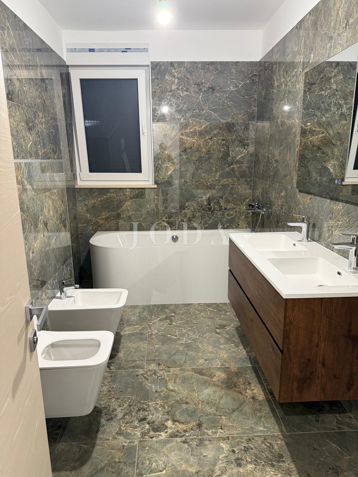 Čavle - Prostrani penthouse u novogradnji