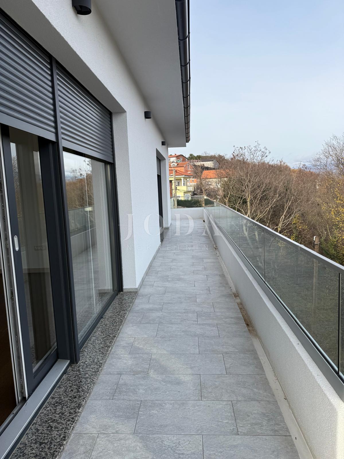 Čavle - Prostrani penthouse u novogradnji