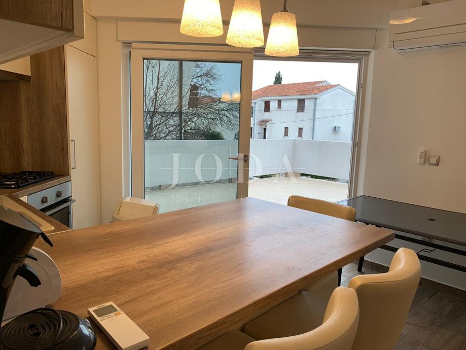 DRAMALJ, dvosobni stan u prizemlju 200m od mora