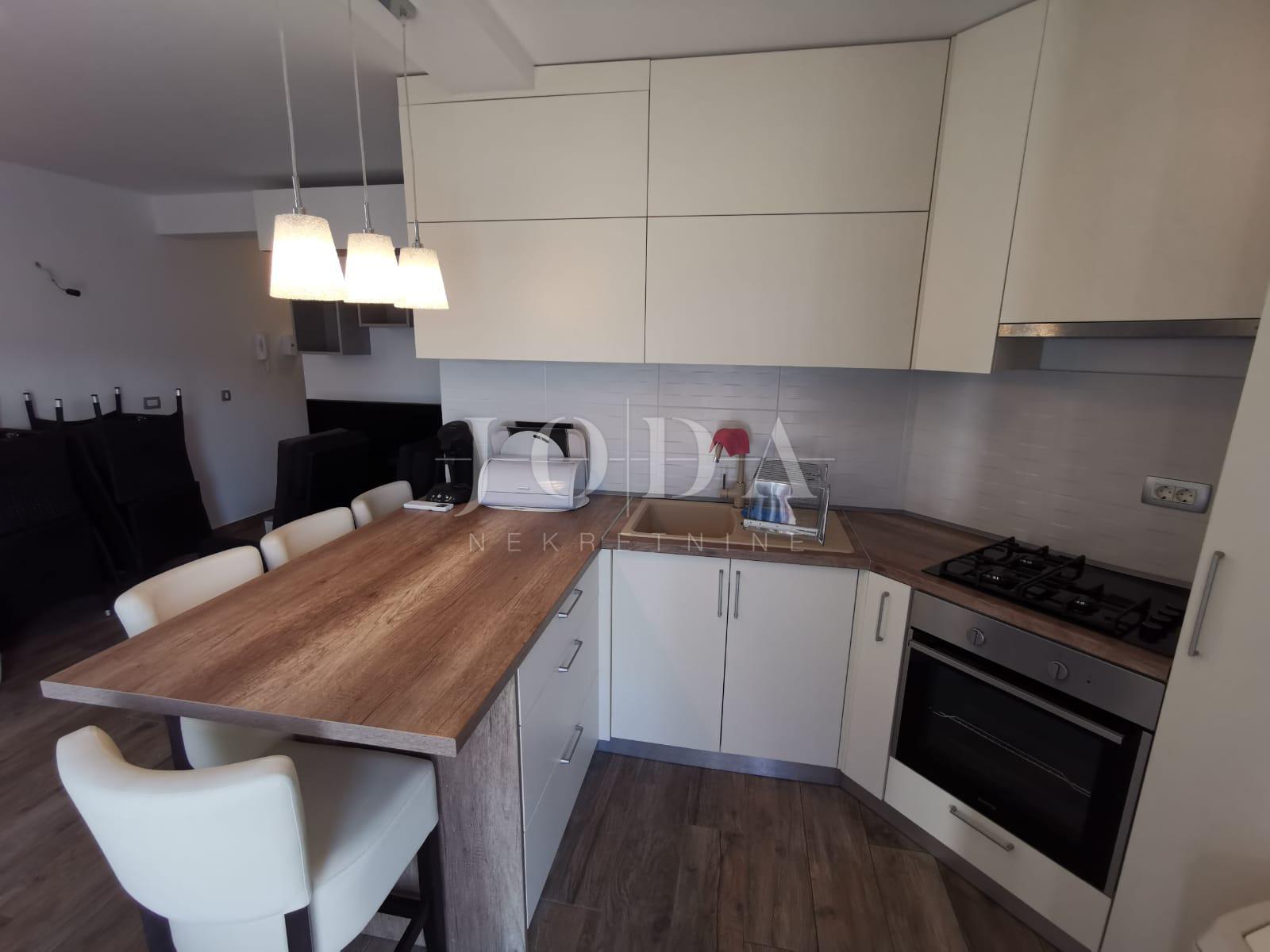 DRAMALJ, dvosobni stan u prizemlju 200m od mora