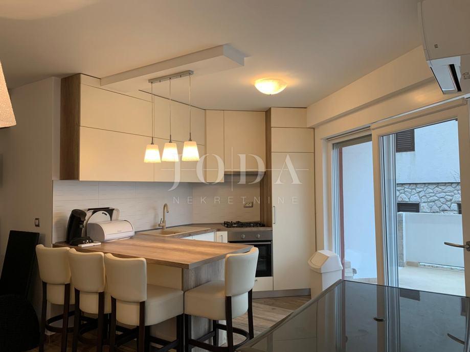 DRAMALJ, dvosobni stan u prizemlju 200m od mora