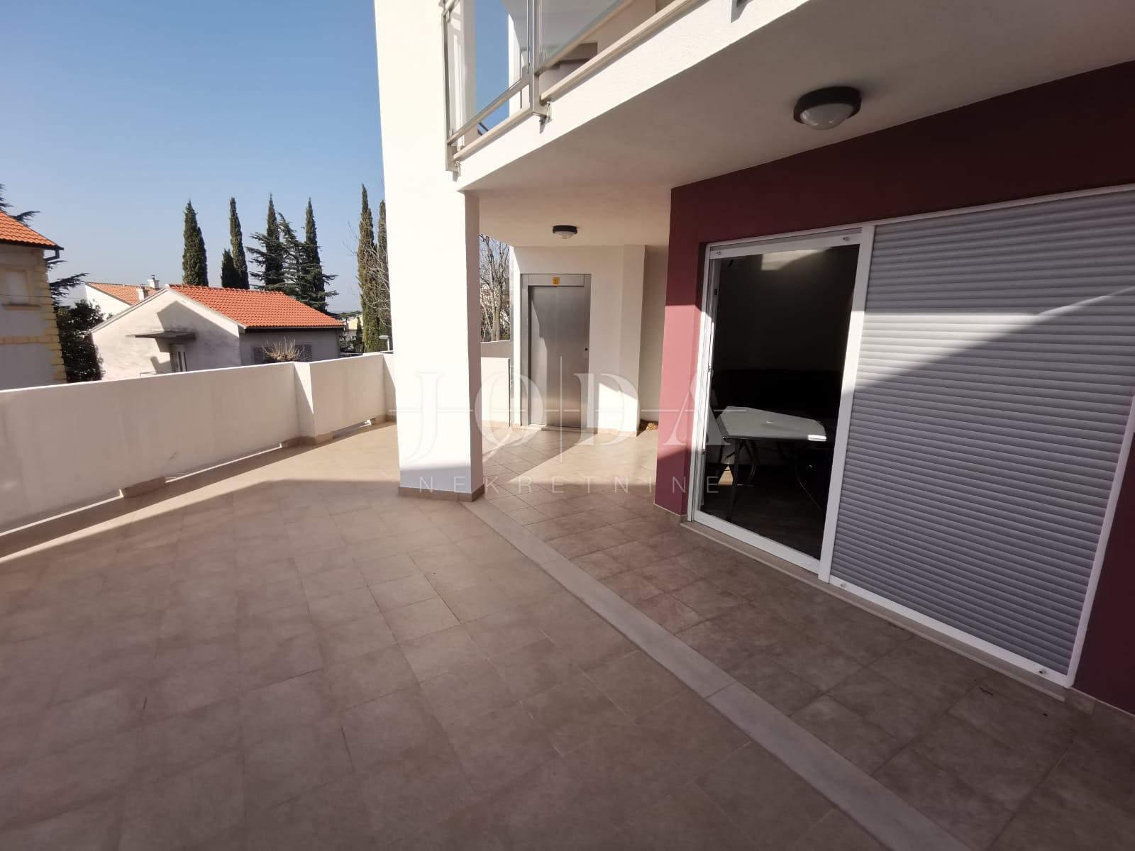 DRAMALJ, dvosobni stan u prizemlju 200m od mora