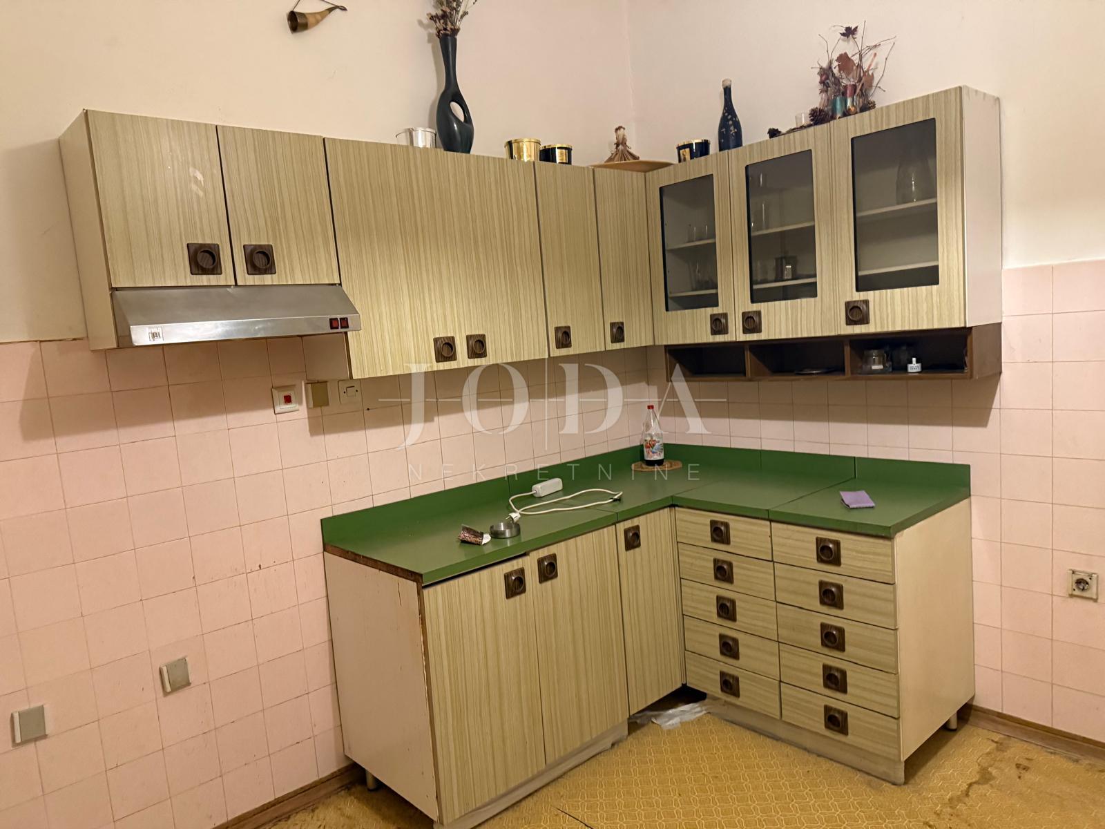 Rijeka - širi centar - stan s potencijalom, odlična lokacija