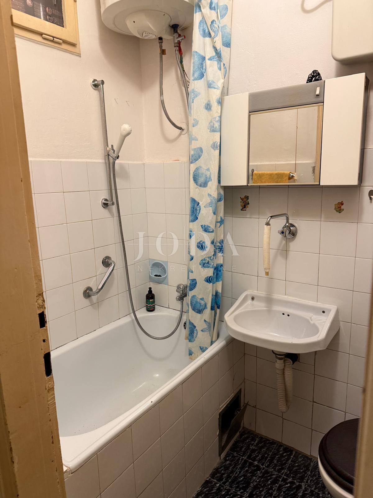 Rijeka - širi centar - stan s potencijalom, odlična lokacija