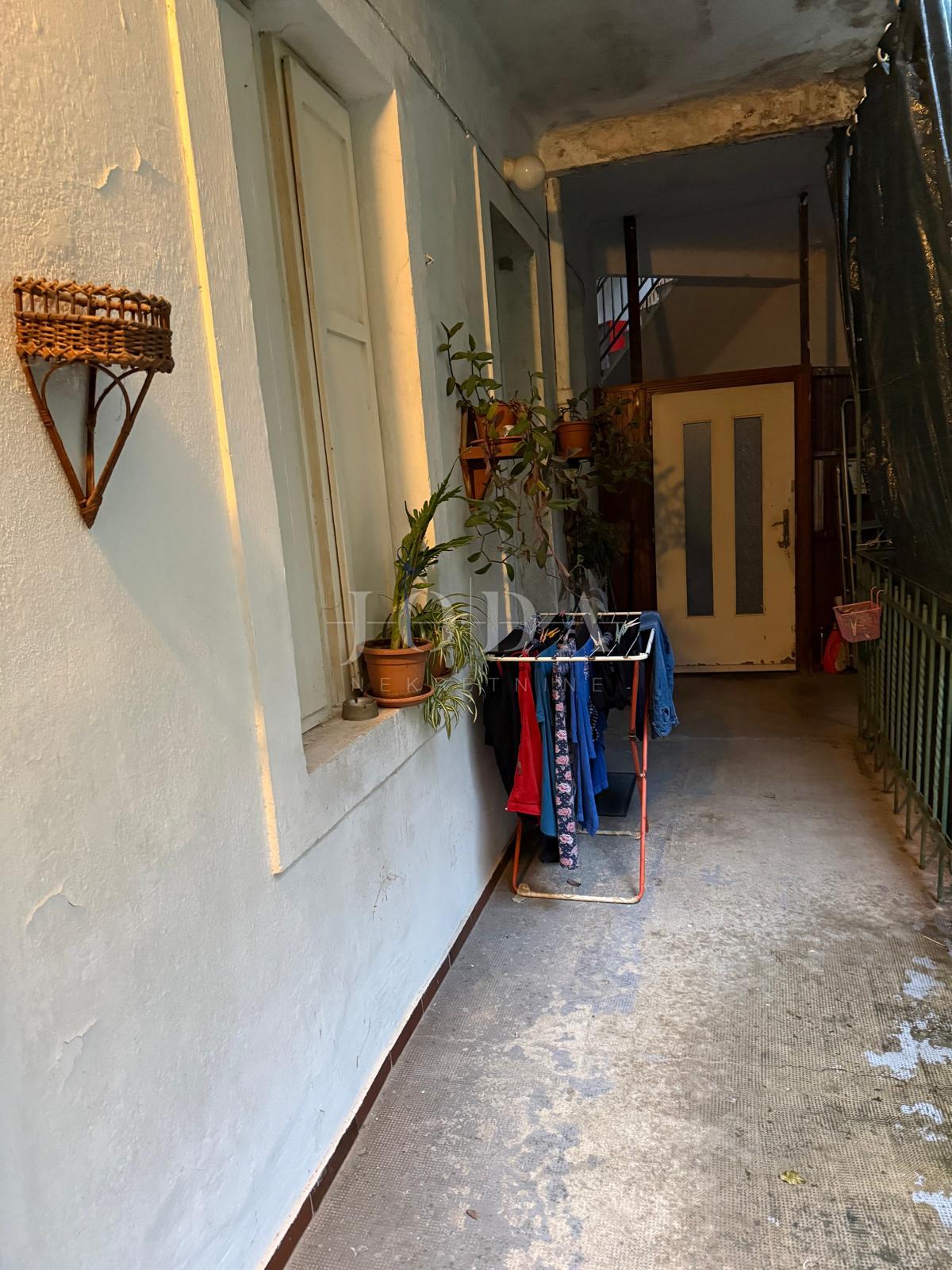 Rijeka - širi centar - stan s potencijalom, odlična lokacija