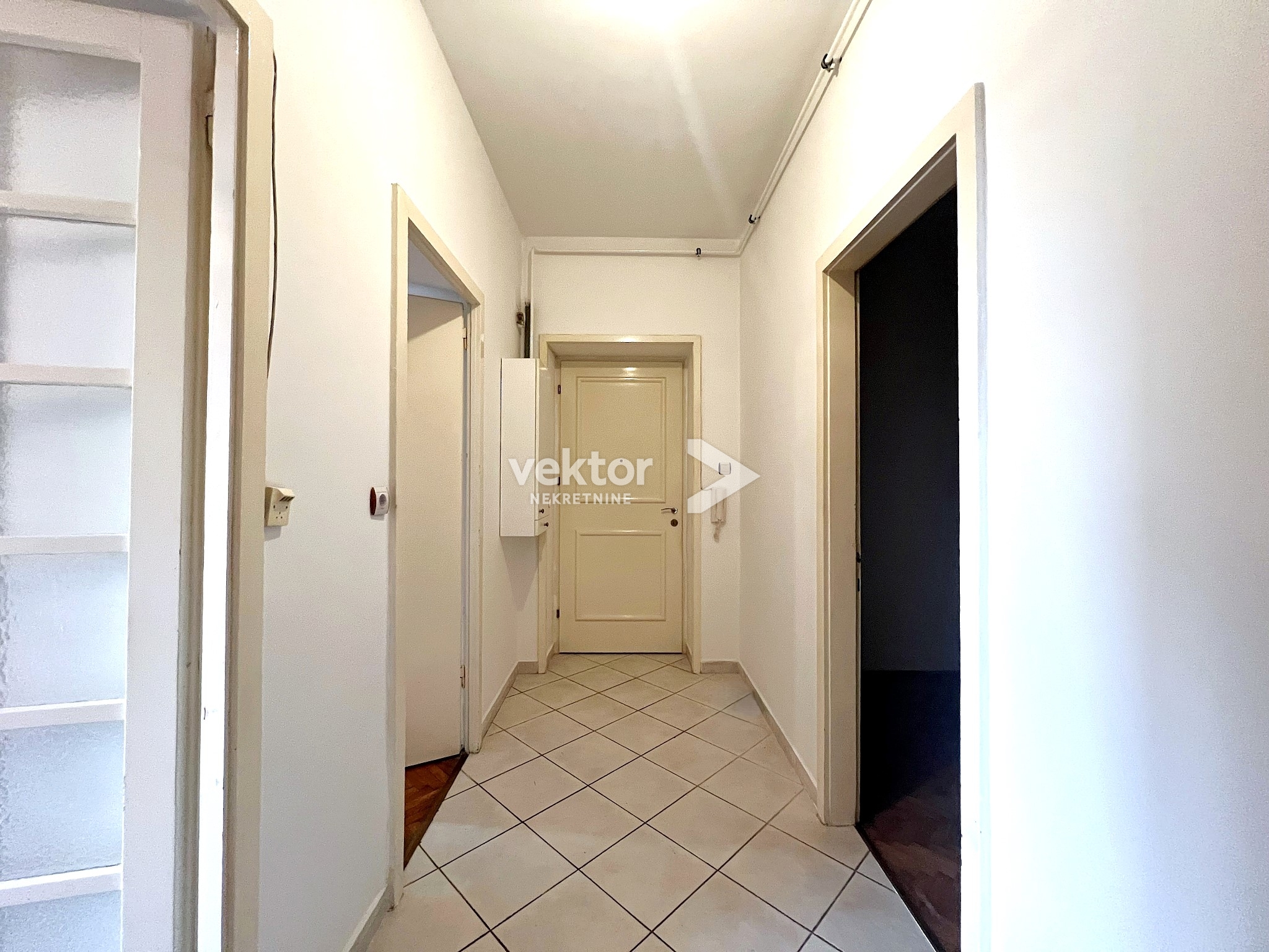 Belveder, 3-sobni stan s balkonom, parkingom i okućnicom