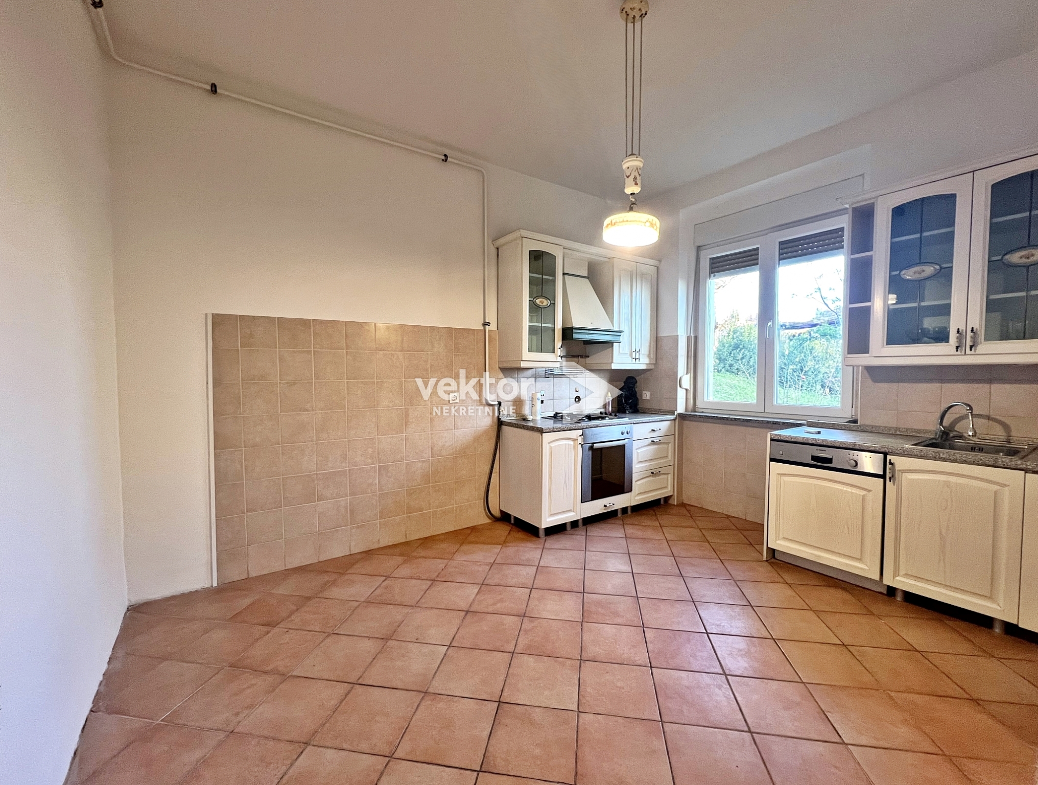 Belveder, 3-sobni stan s balkonom, parkingom i okućnicom