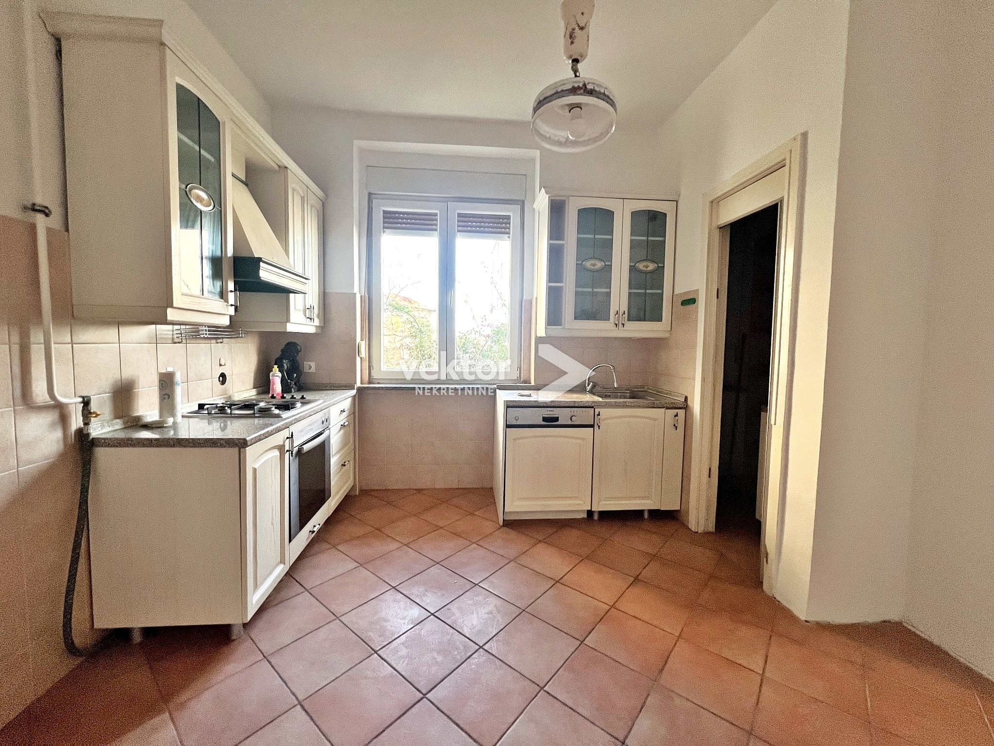 Belveder, 3-sobni stan s balkonom, parkingom i okućnicom