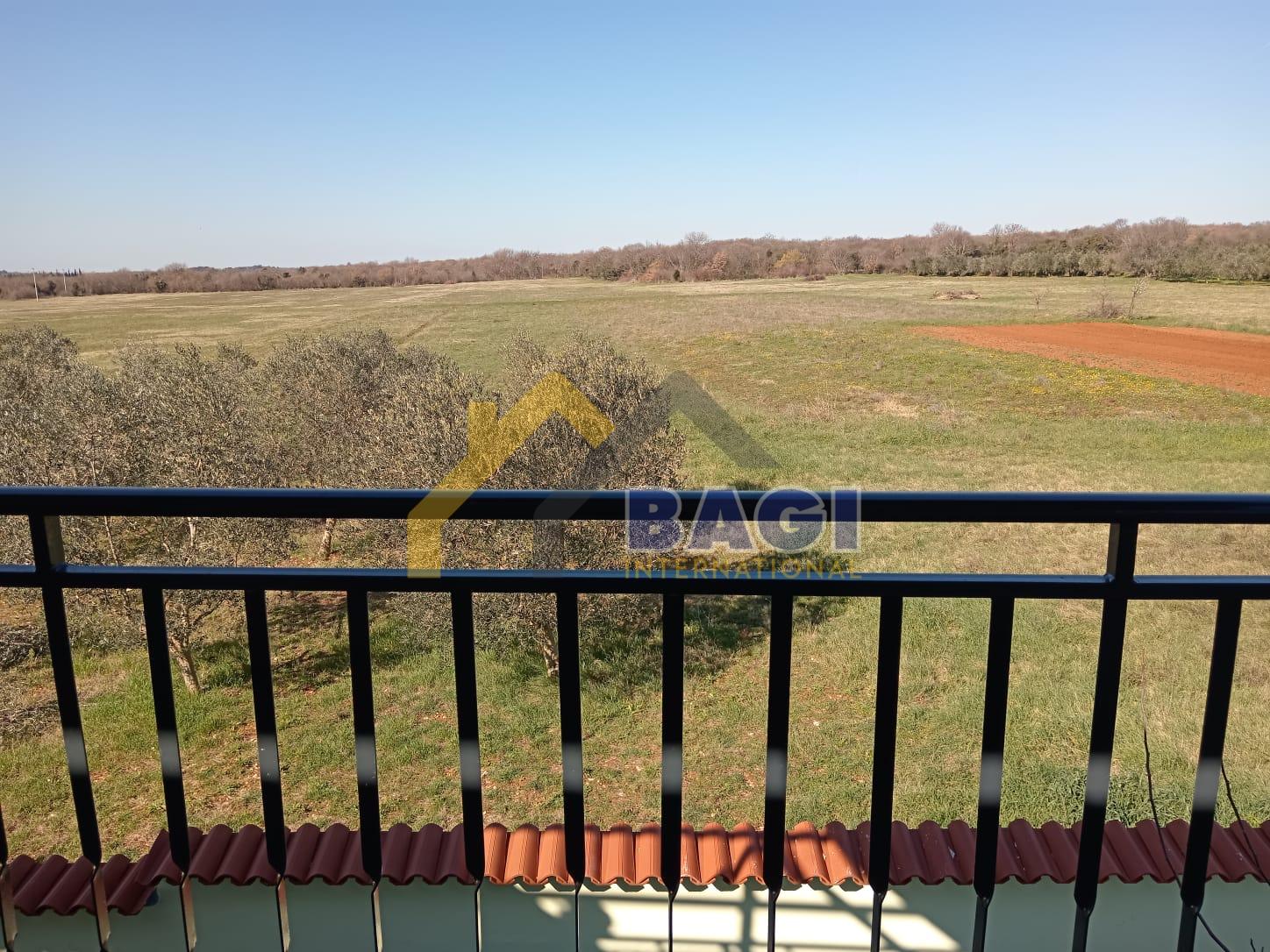 Stan okolica Pule 85m2-dva parkirna mjesta-zajednički vrt