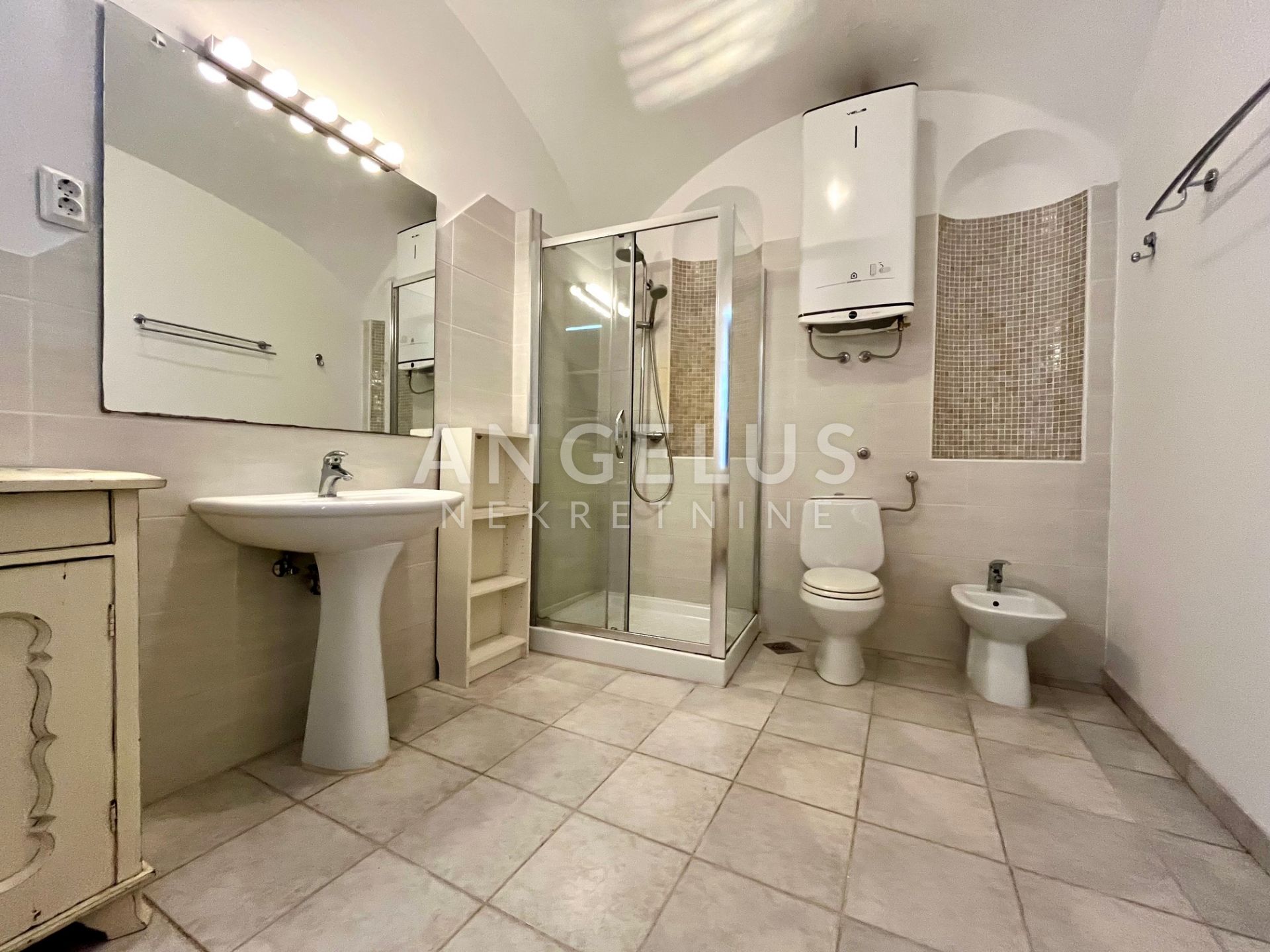 Zagreb, Gornji Grad - stan s parkingom 250m 2 z najam u gornjogradskoj palači