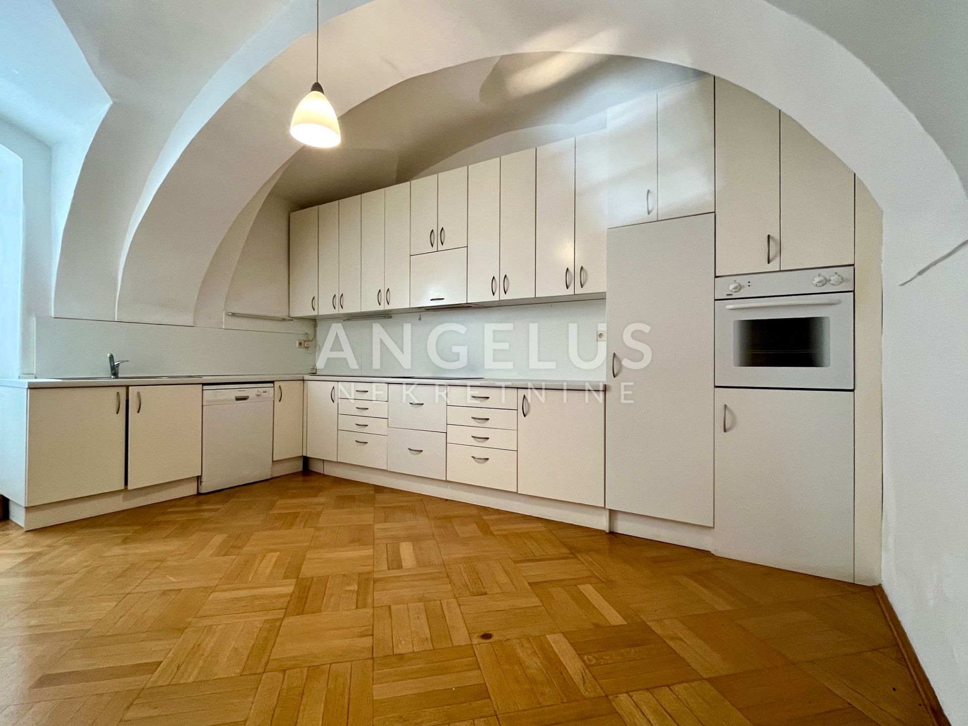 Zagreb, Gornji Grad - stan s parkingom 250m 2 z najam u gornjogradskoj palači