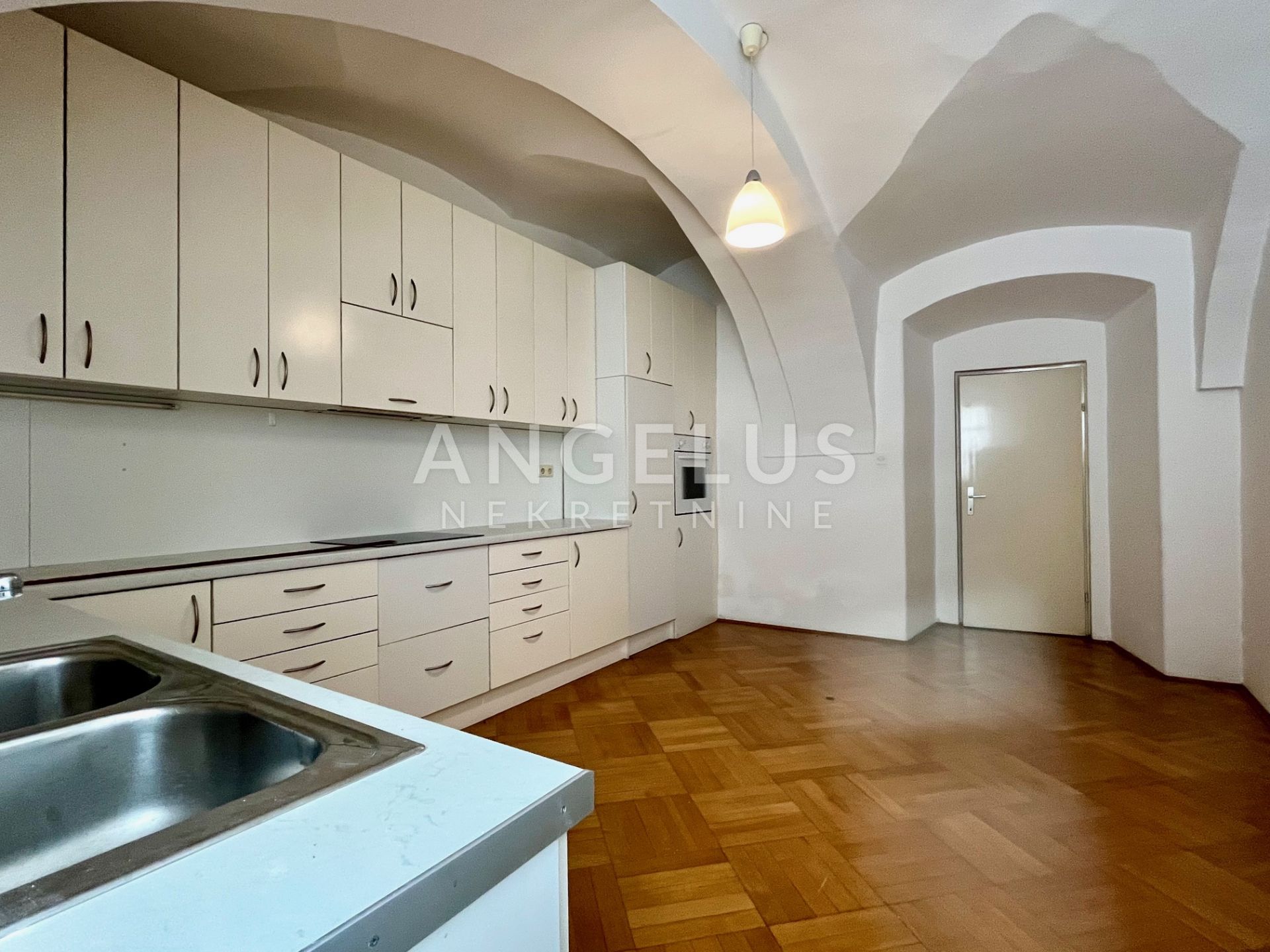 Zagreb, Gornji Grad - stan s parkingom 250m 2 z najam u gornjogradskoj palači