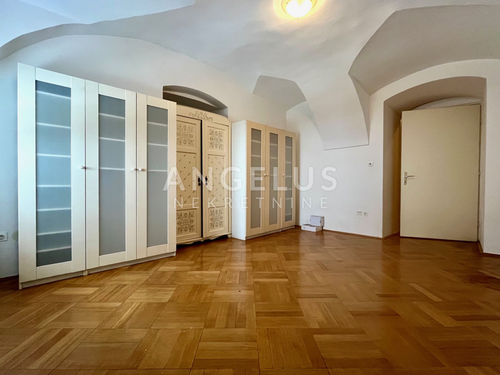 Zagreb, Gornji Grad - stan s parkingom 250m 2 z najam u gornjogradskoj palači