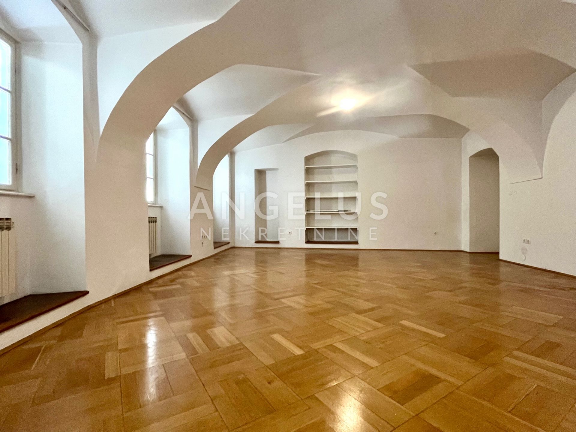 Zagreb, Gornji Grad - stan s parkingom 250m 2 z najam u gornjogradskoj palači