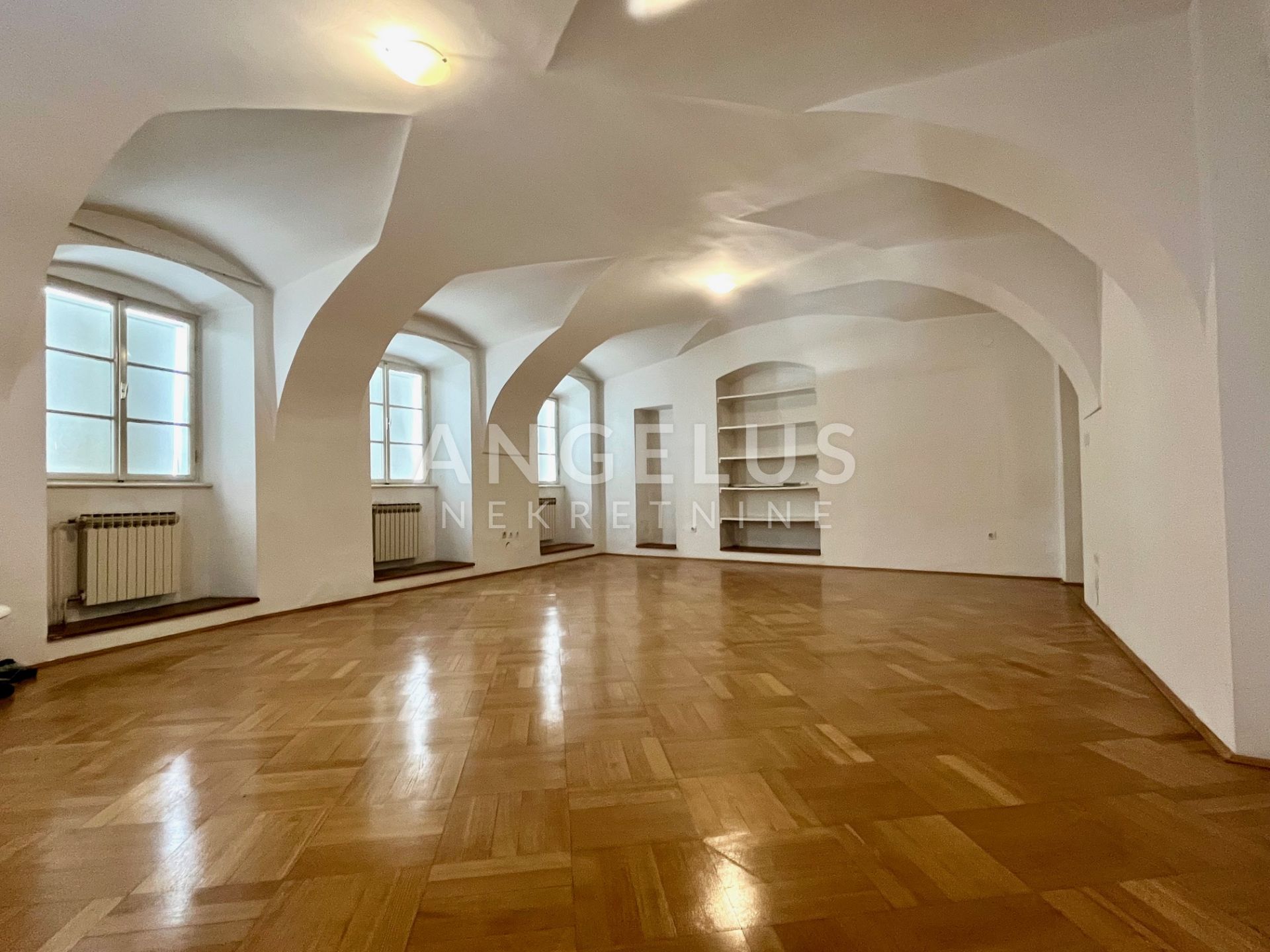 Zagreb, Gornji Grad - stan s parkingom 250m 2 z najam u gornjogradskoj palači