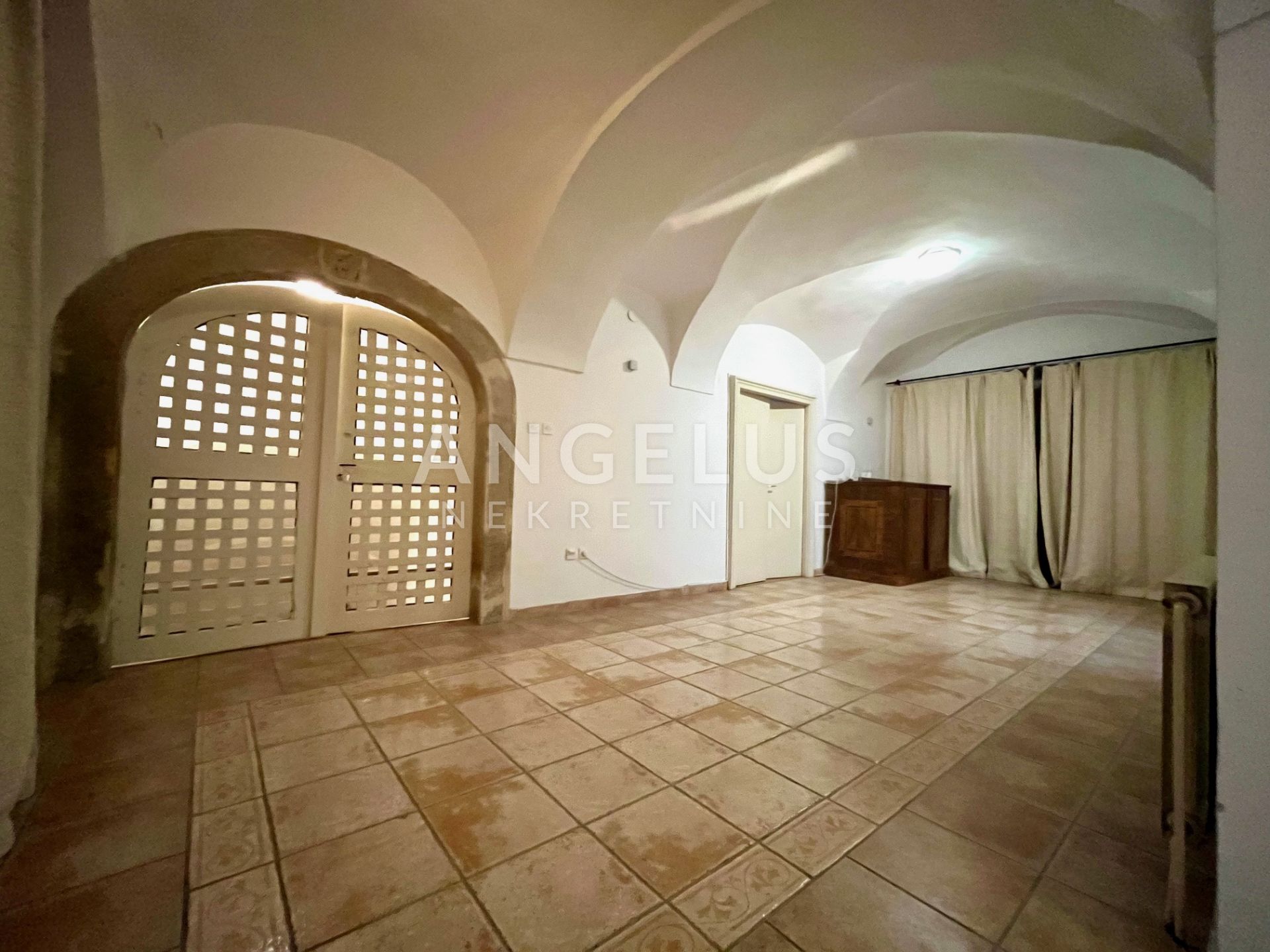 Zagreb, Gornji Grad - stan s parkingom 250m 2 z najam u gornjogradskoj palači