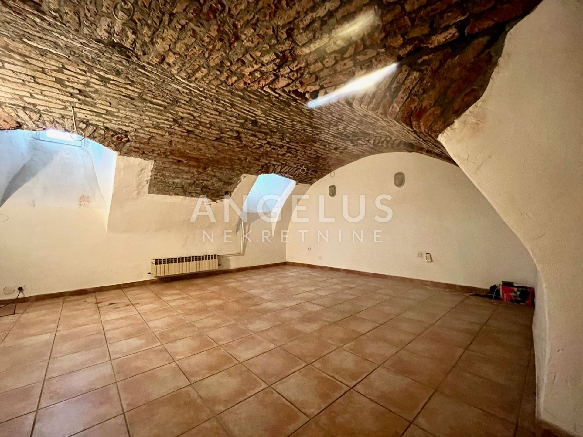 Zagreb, Gornji Grad - stan s parkingom 250m 2 z najam u gornjogradskoj palači