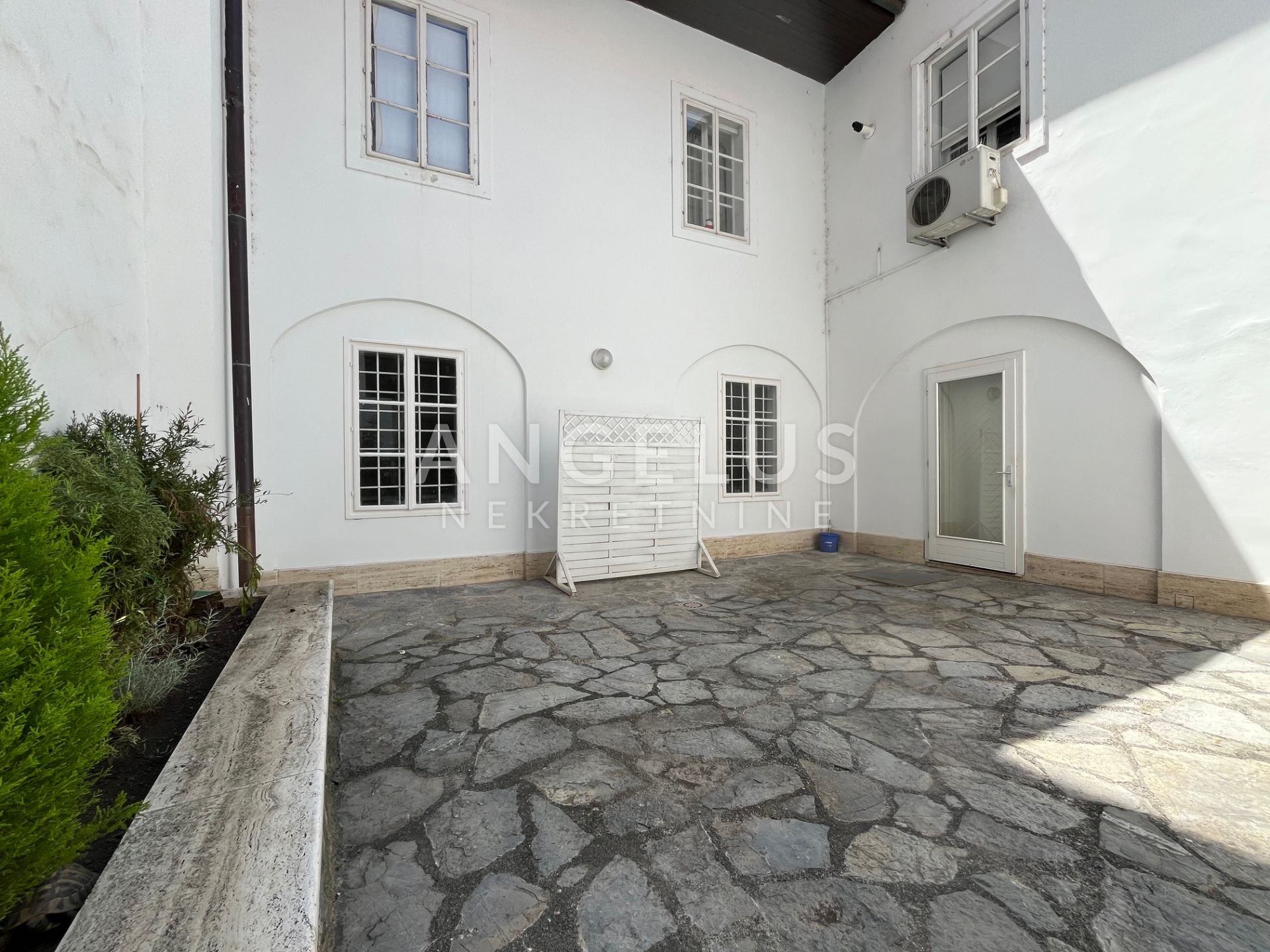 Zagreb, Gornji Grad - stan s parkingom 250m 2 z najam u gornjogradskoj palači